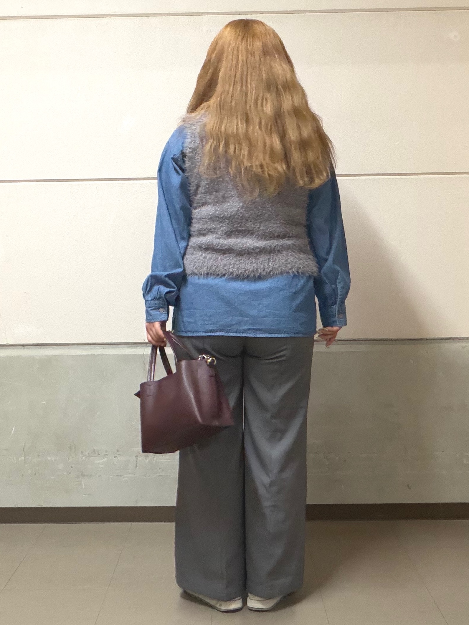まちゃんなちゃんさんの「SHOO･LA･RUE｜【洗濯機可】重ねるだけで華やかに。ポンポンシャギーベスト」を使ったコーディネート