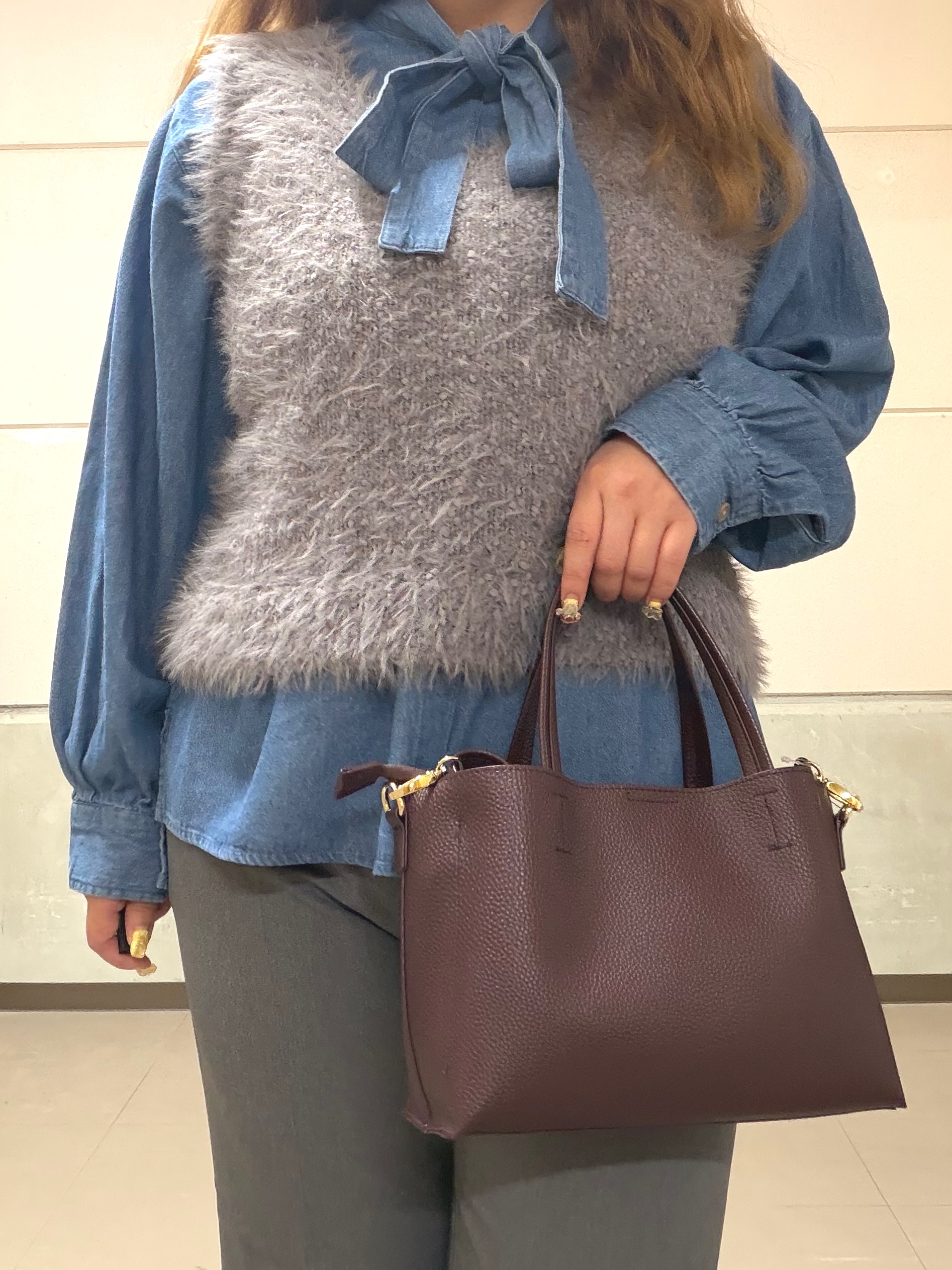 まちゃんなちゃんさんの「SHOO･LA･RUE｜【洗濯機可】重ねるだけで華やかに。ポンポンシャギーベスト」を使ったコーディネート