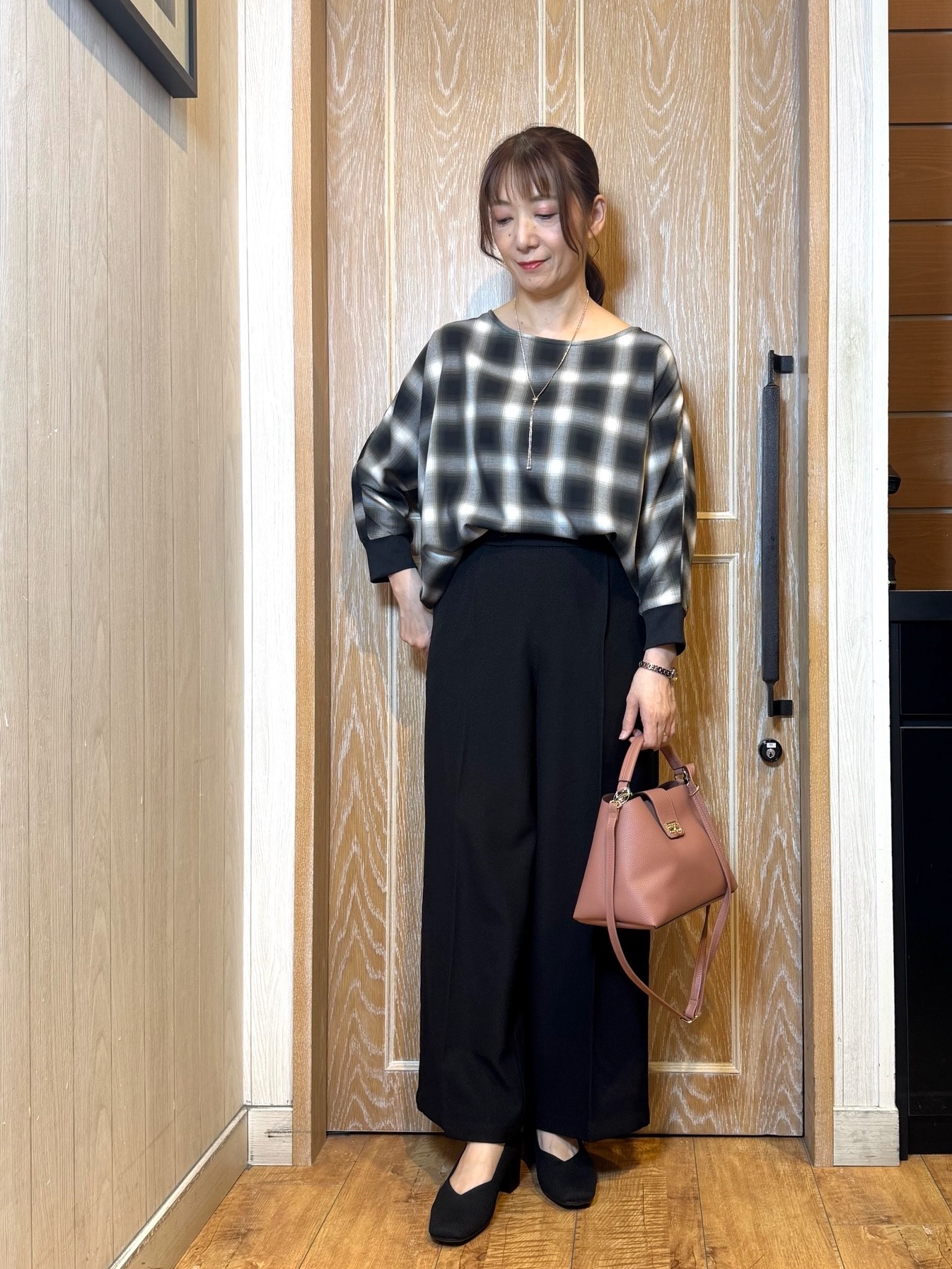 KAORIさんの「SHOO･LA･RUE｜【着丈選べる/洗濯後しわになりにくい】インせず着られる ドルマンブラウス」を使ったコーディネート