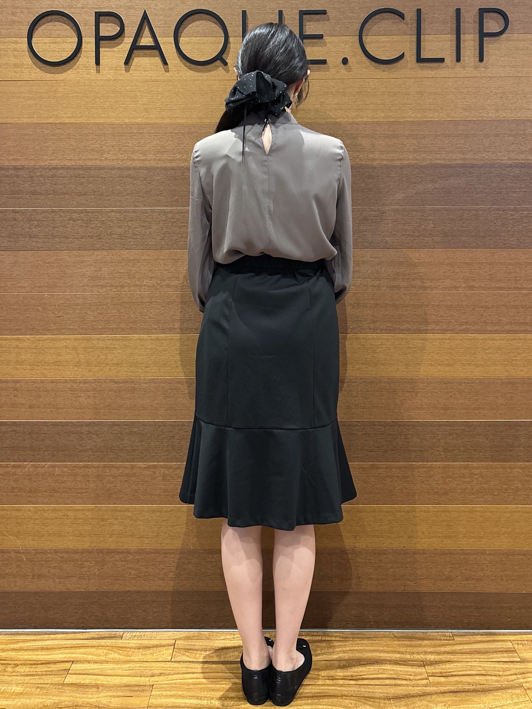わかなさんの「OPAQUE.CLIP｜ゴールドモチーフ付きボウタイブラウス【洗濯機OK／イージーアイロン】」を使ったコーディネート