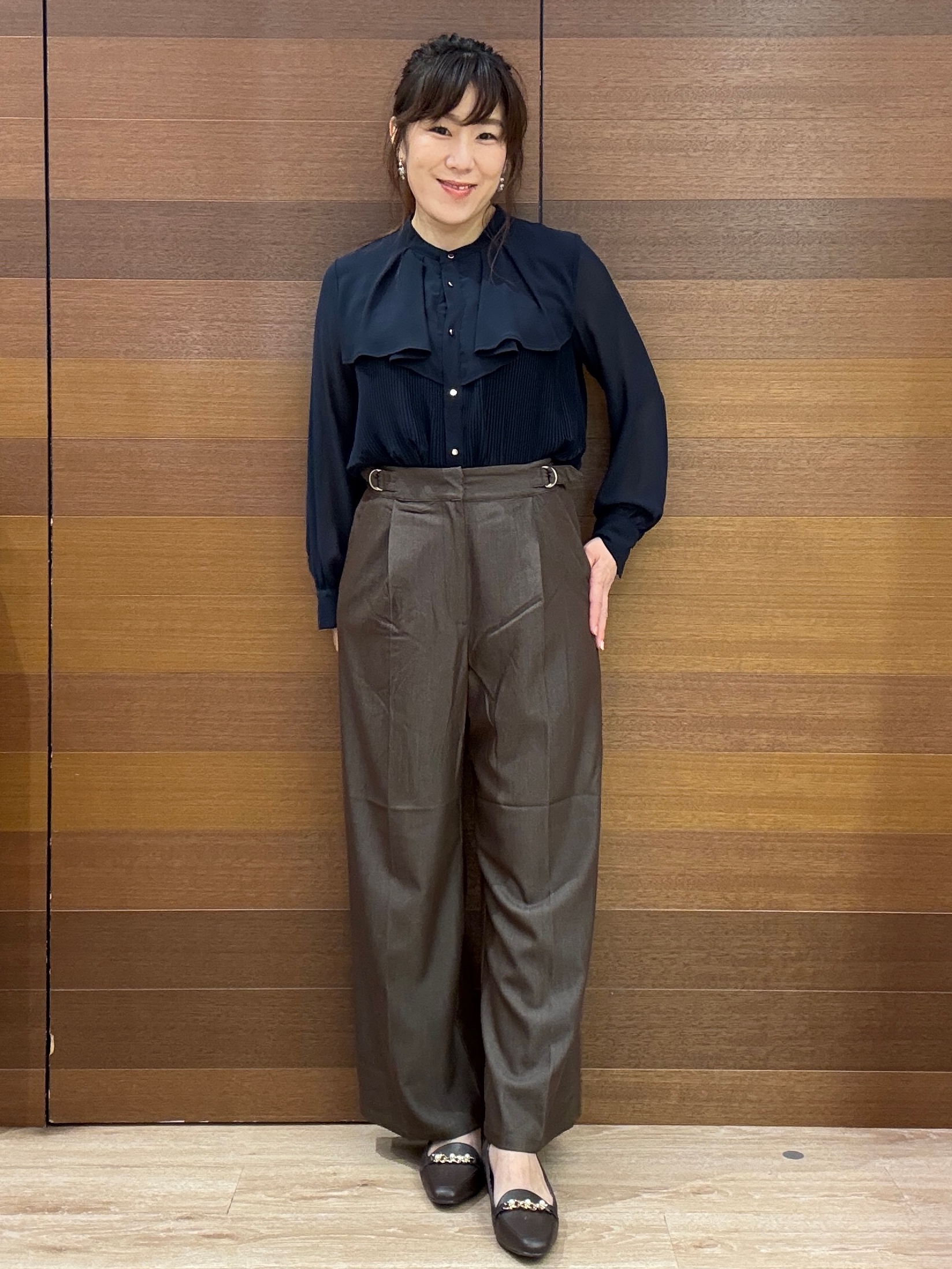 maichiさんの「OPAQUE.CLIP｜プリーツレイヤードバンドカラーブラウス【洗濯機OK／イージーアイロン／防シワ】」を使ったコーディネート