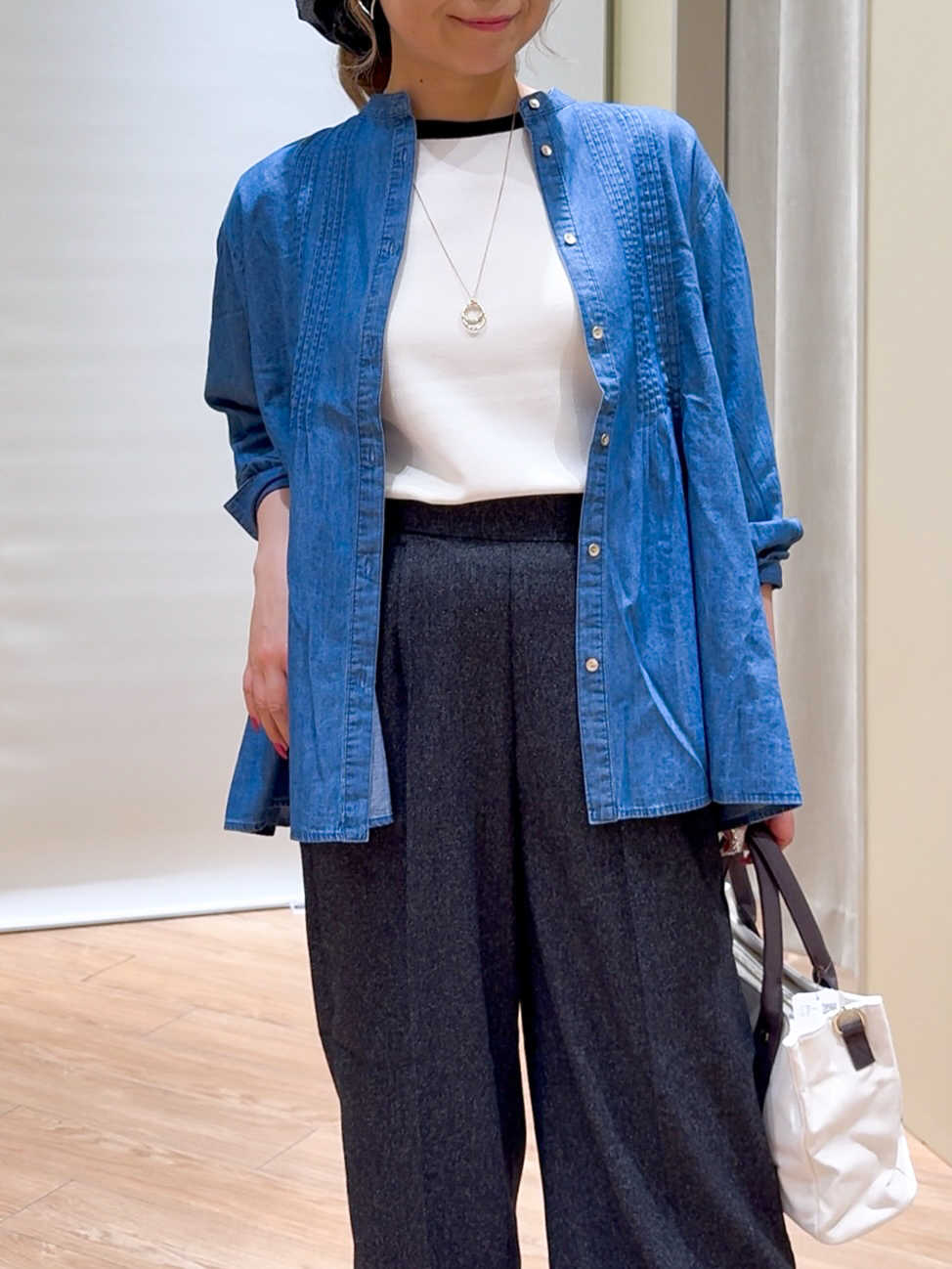 Harukaさんの「grove｜軽やかなデニムで、女性らしく　ピンタックデニムダンガリーブラウス」を使ったコーディネート