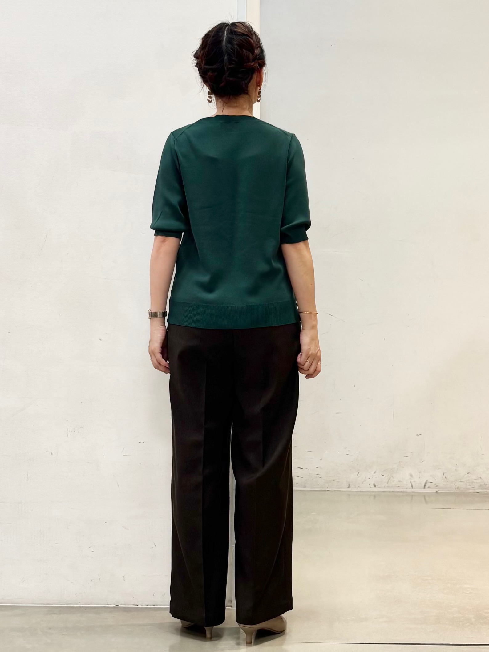 fujiさんの「THE SHOP TK｜【秋始めにちょうどいい/毛玉防止】すっきりVネック秋色6分袖ニット」を使ったコーディネート