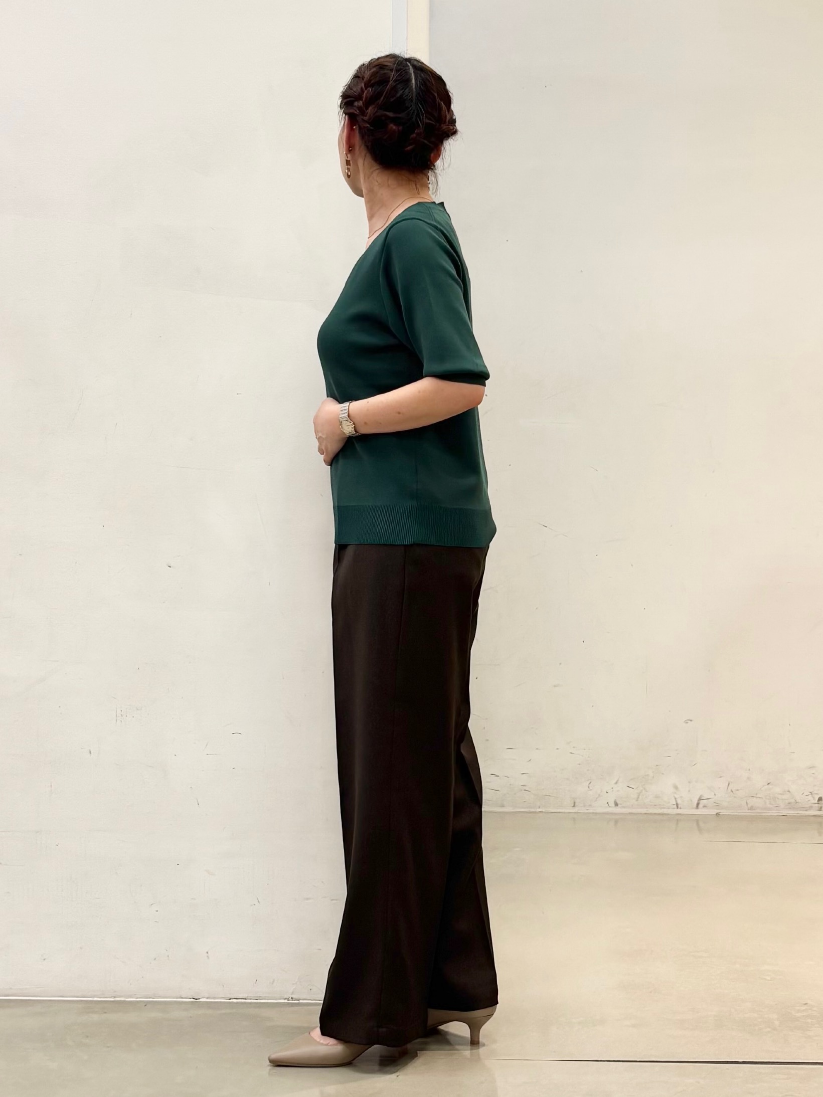 fujiさんの「THE SHOP TK｜【秋始めにちょうどいい/毛玉防止】すっきりVネック秋色6分袖ニット」を使ったコーディネート