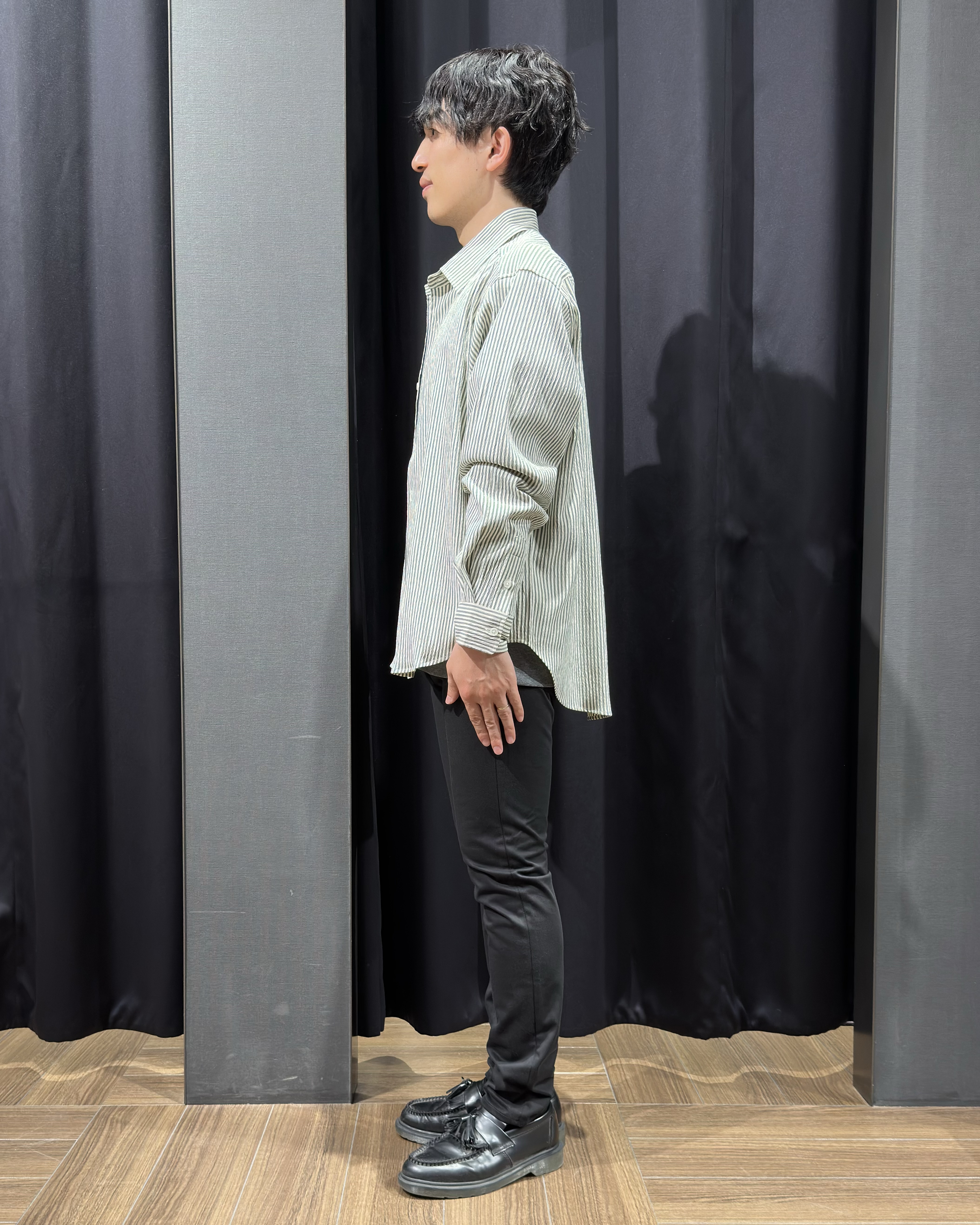 tomoyaさんの「THE SHOP TK｜【洗濯機OK】ストライプクレープ長袖シャツ」を使ったコーディネート