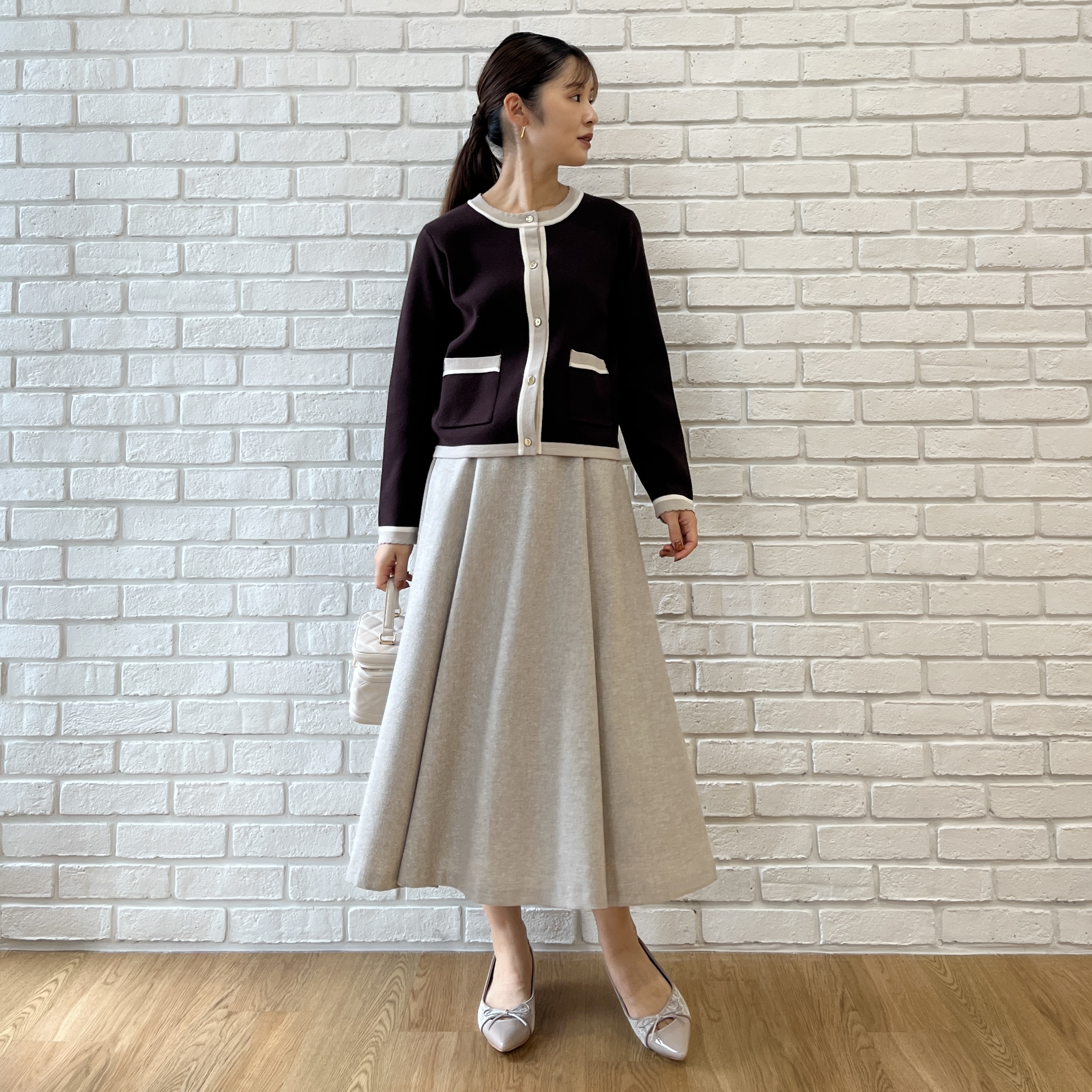 makiさんの「Couture brooch｜【一枚で主役級】配色総針スカラカーディガン」を使ったコーディネート