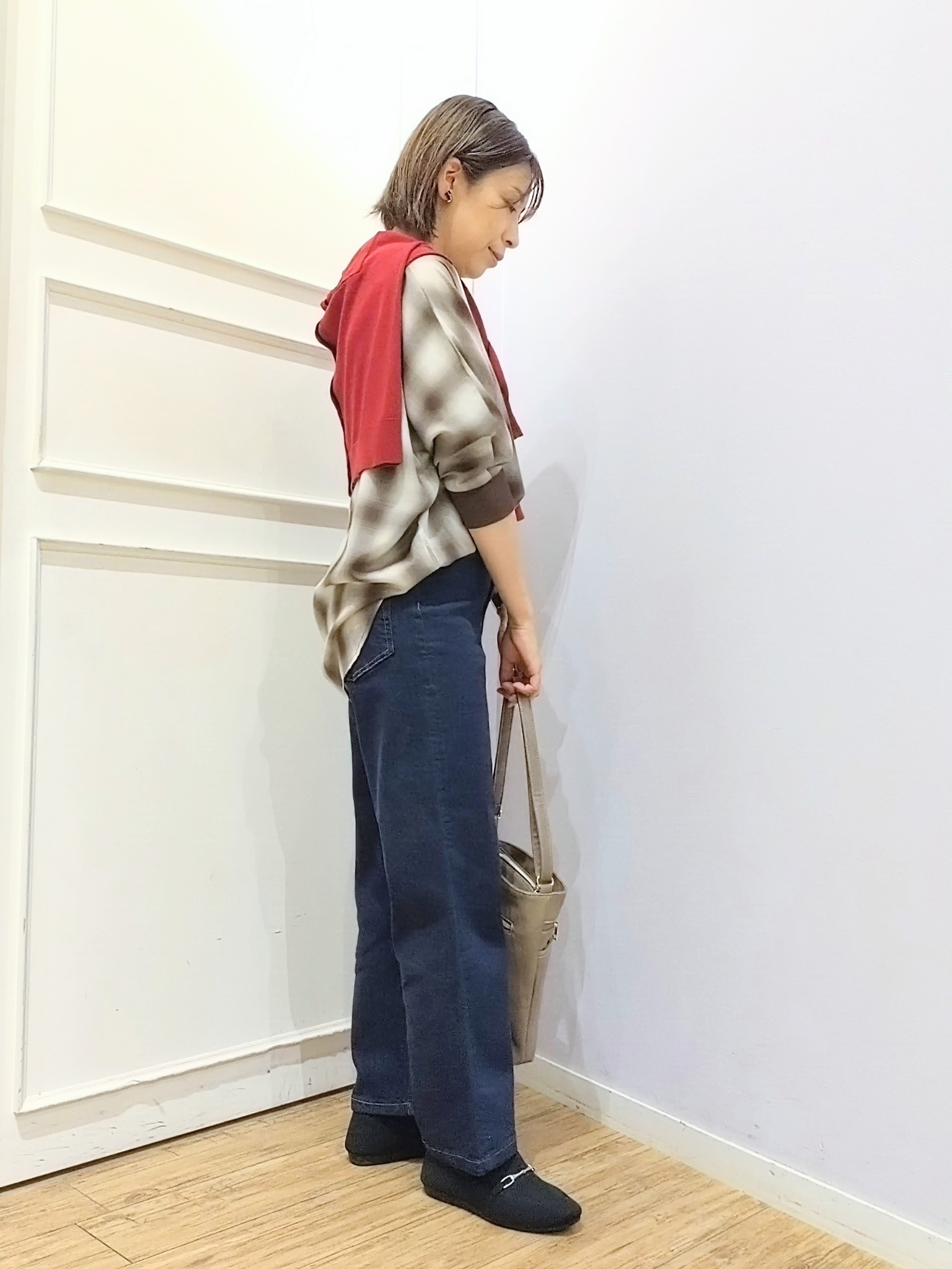 miomioさんの「SHOO･LA･RUE｜【洗濯機可/S-LL】金ボタンが上品に。さらさらタッチカーディガン」を使ったコーディネート