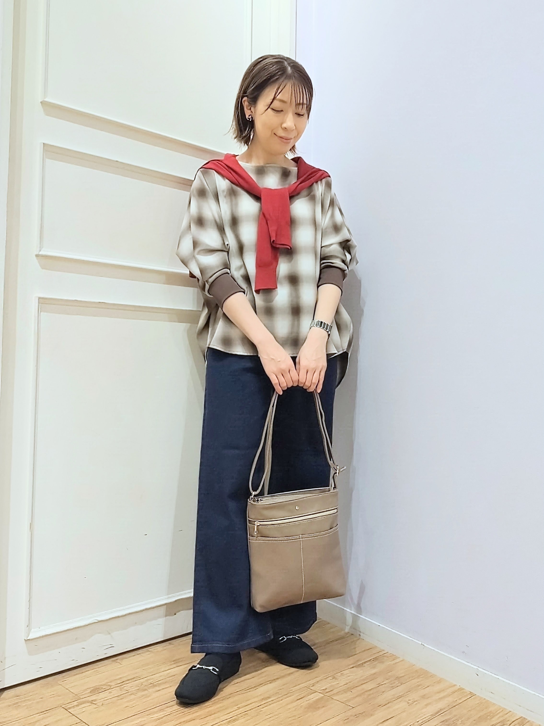 miomioさんの「SHOO･LA･RUE｜【洗濯機可/S-LL】金ボタンが上品に。さらさらタッチカーディガン」を使ったコーディネート