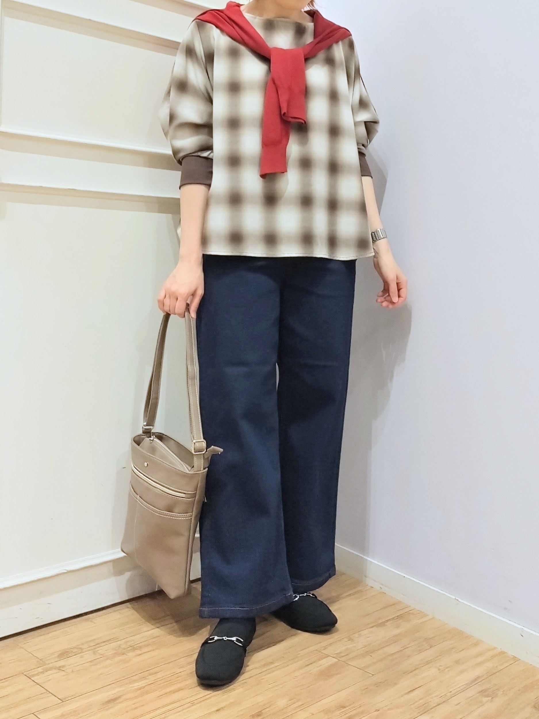 miomioさんの「SHOO･LA･RUE｜【洗濯機可/S-LL】金ボタンが上品に。さらさらタッチカーディガン」を使ったコーディネート