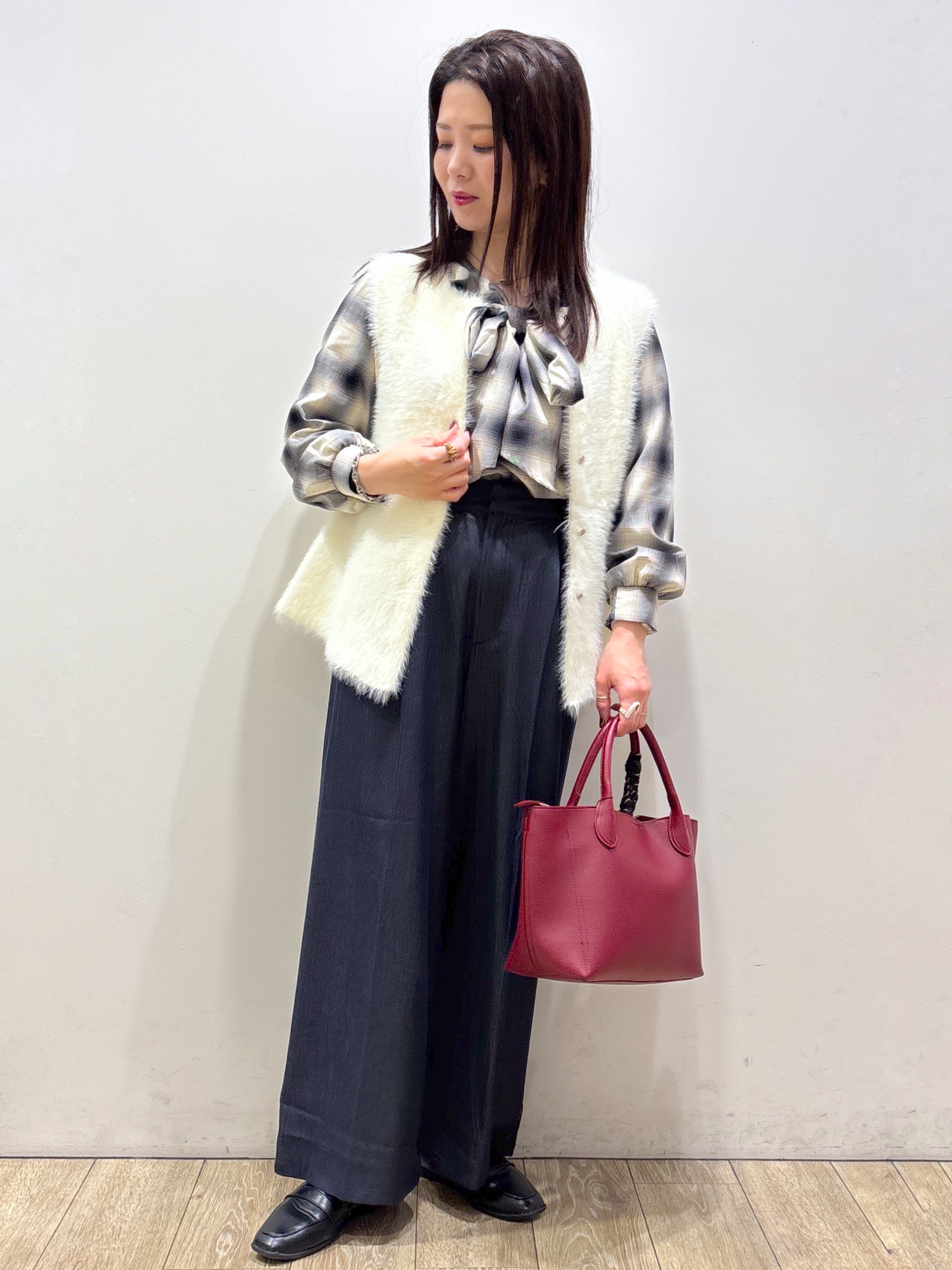 mameさんの「index｜【チェック／無地】ボウタイブラウス《洗濯機OK／イージーアイロン》」を使ったコーディネート