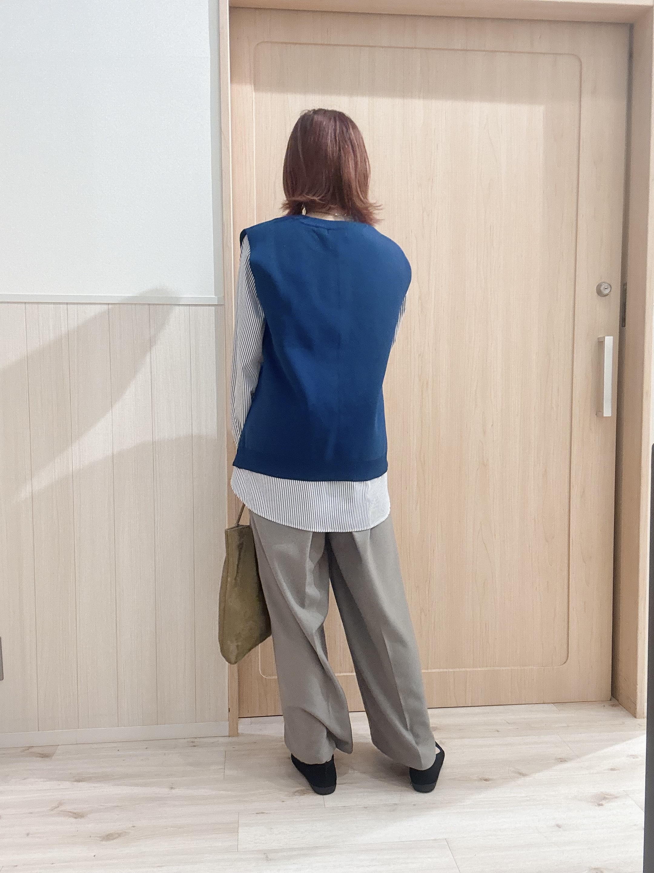 モカさんの「SHOO･LA･RUE｜【2点セット/S-LL】着回し自在 スポンディッシュニットベスト＆フレアシャツ」を使ったコーディネート