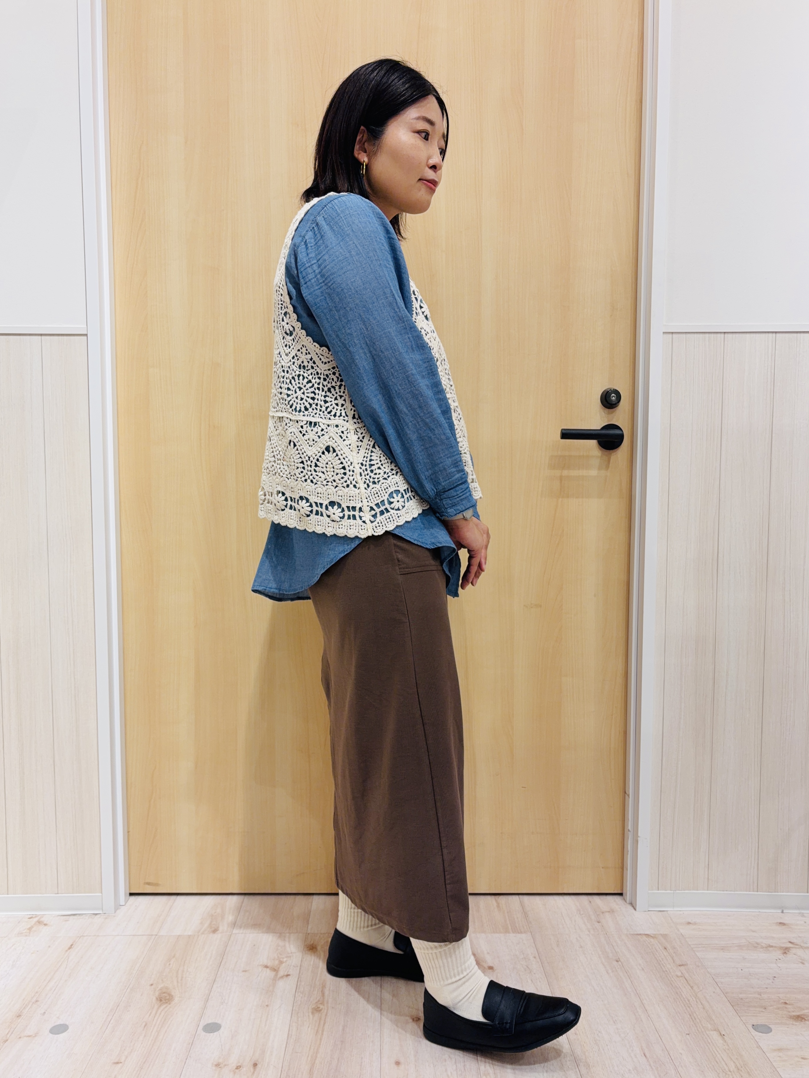 すーさんの「SHOO･LA･RUE｜【2点セット/体型カバー】瞬間レイヤードコーデが完成 クロシェ編みベスト+ロゴT」を使ったコーディネート