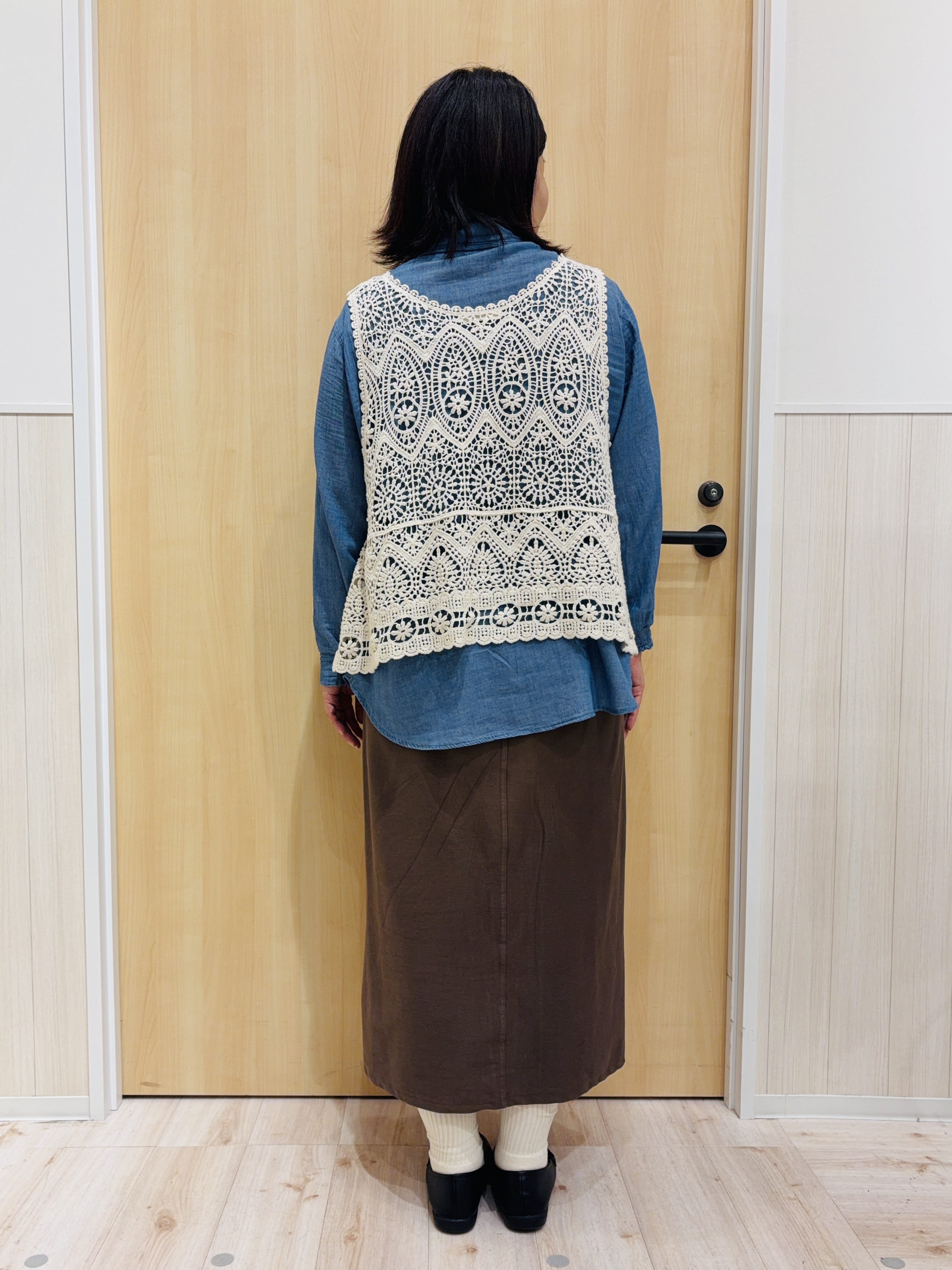 すーさんの「SHOO･LA･RUE｜【2点セット/体型カバー】瞬間レイヤードコーデが完成 クロシェ編みベスト+ロゴT」を使ったコーディネート
