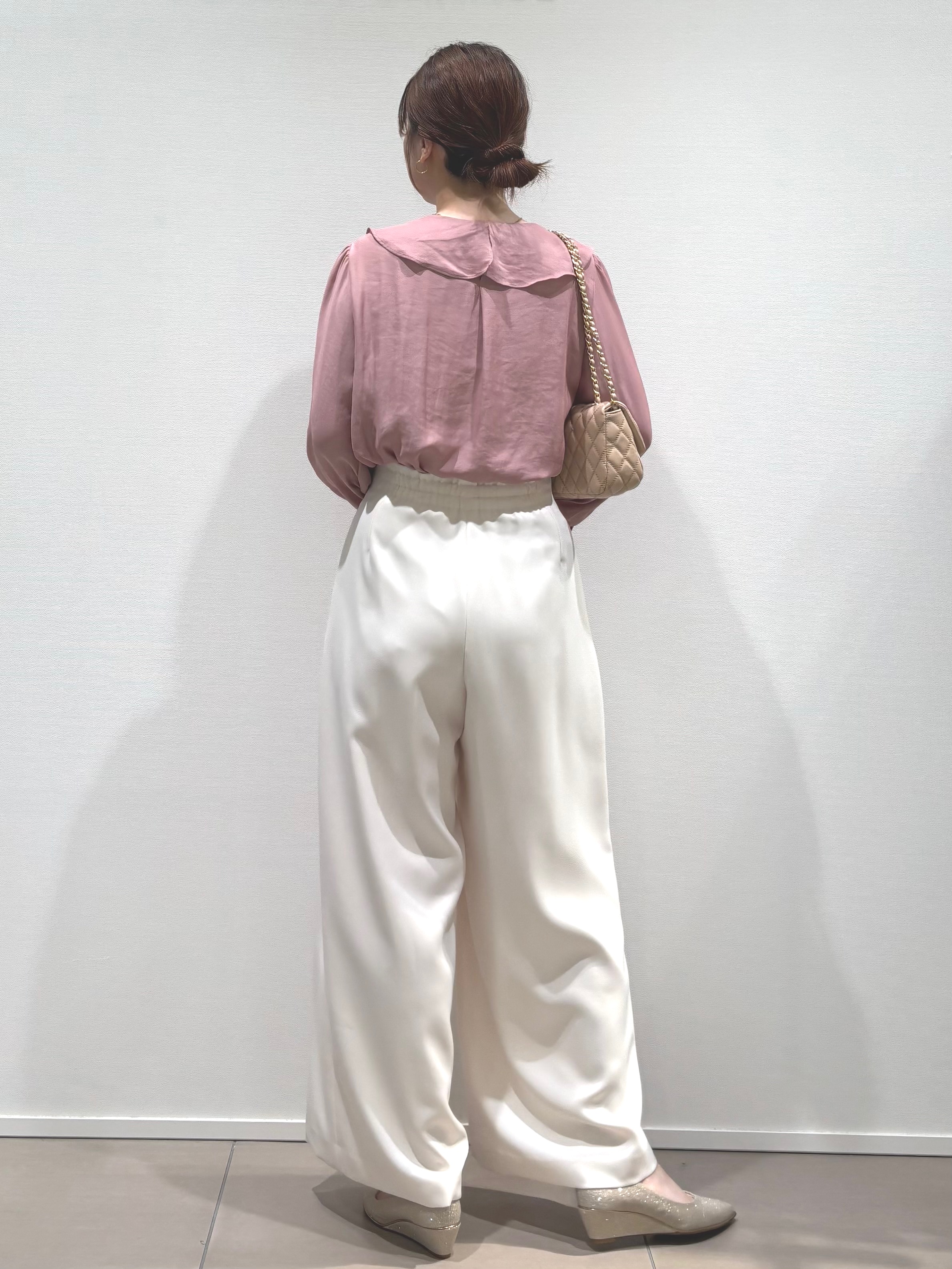 konamiさんの「COUP DE CHANCE｜【手洗い可/日本製】フリルデザインブラウス」を使ったコーディネート