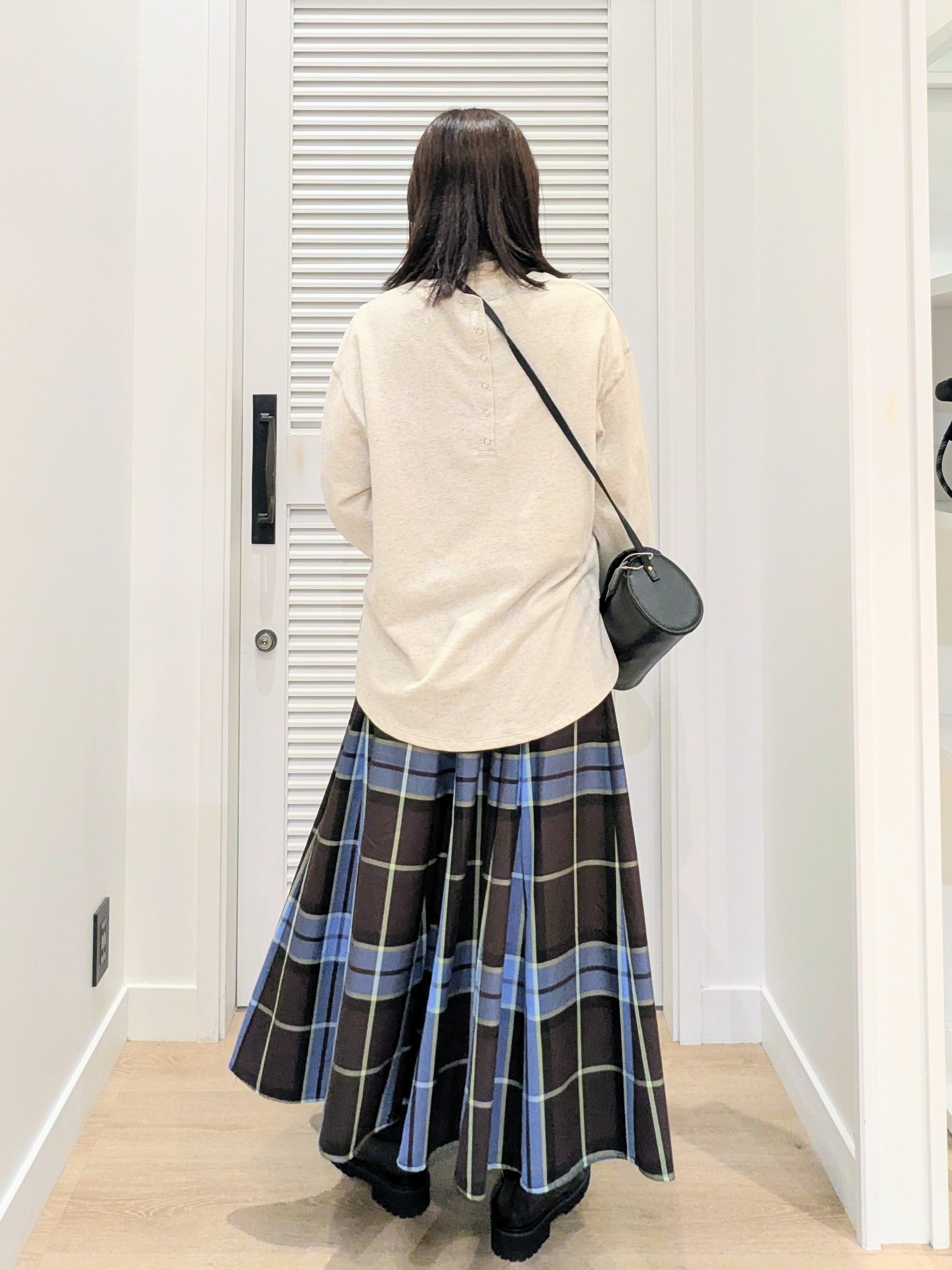 enさんの「Dessin｜【軽量】本革バレル型ショルダーバッグ」を使ったコーディネート