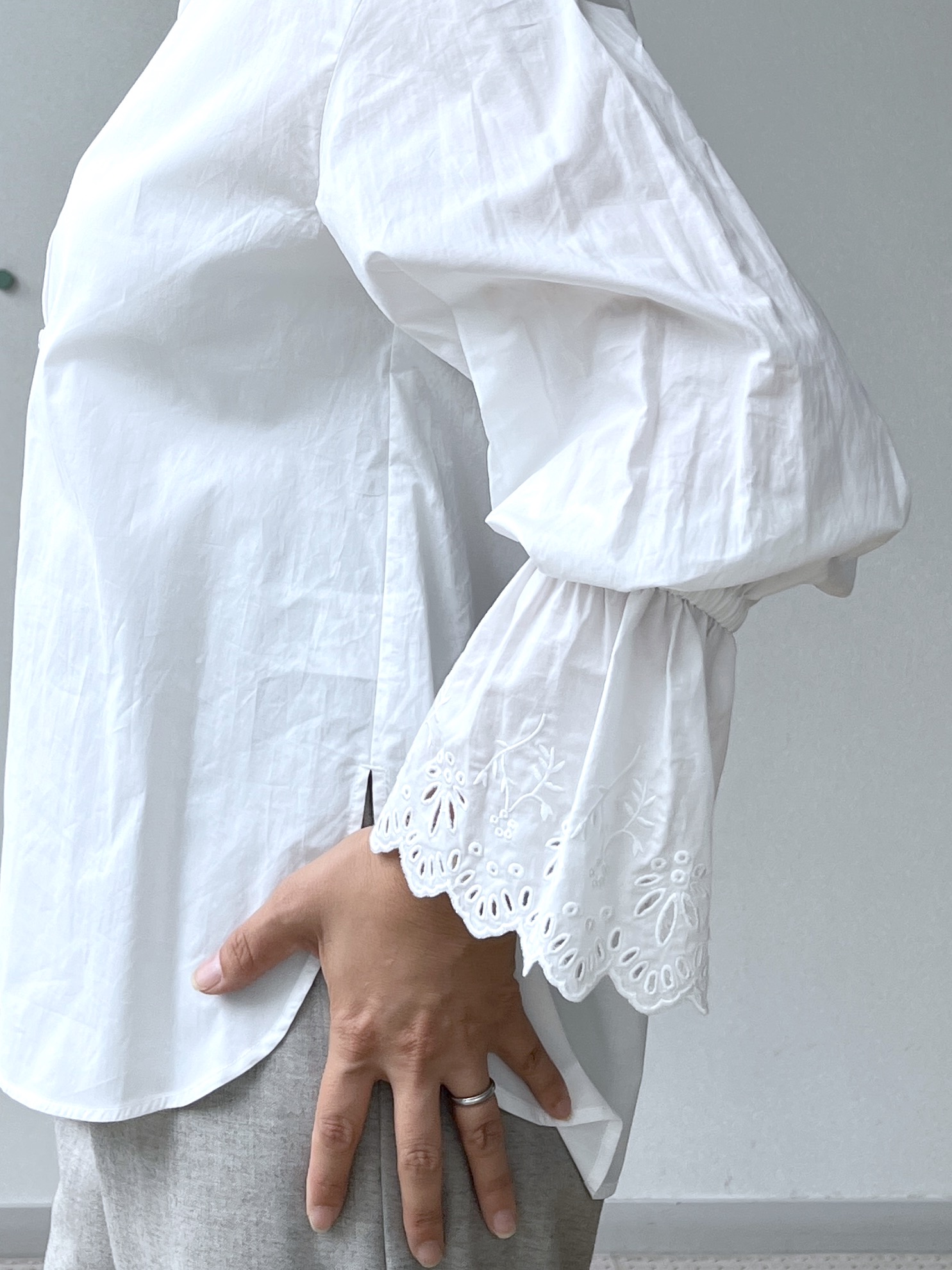 Soeさんの「DRESSTERIOR｜エンブロイダリーカフスシャツ」を使ったコーディネート