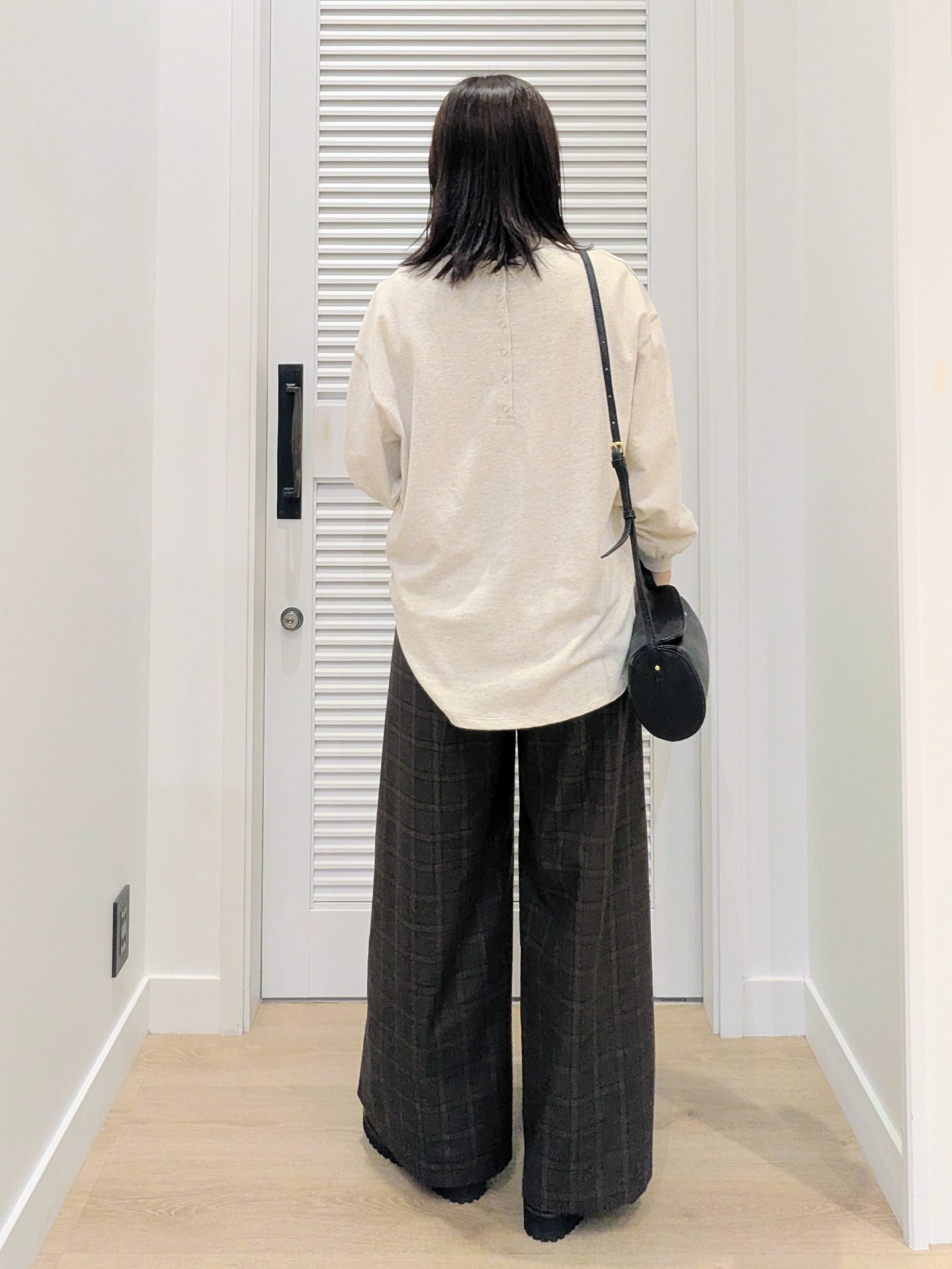 enさんの「Dessin｜【軽量】本革バレル型ショルダーバッグ」を使ったコーディネート