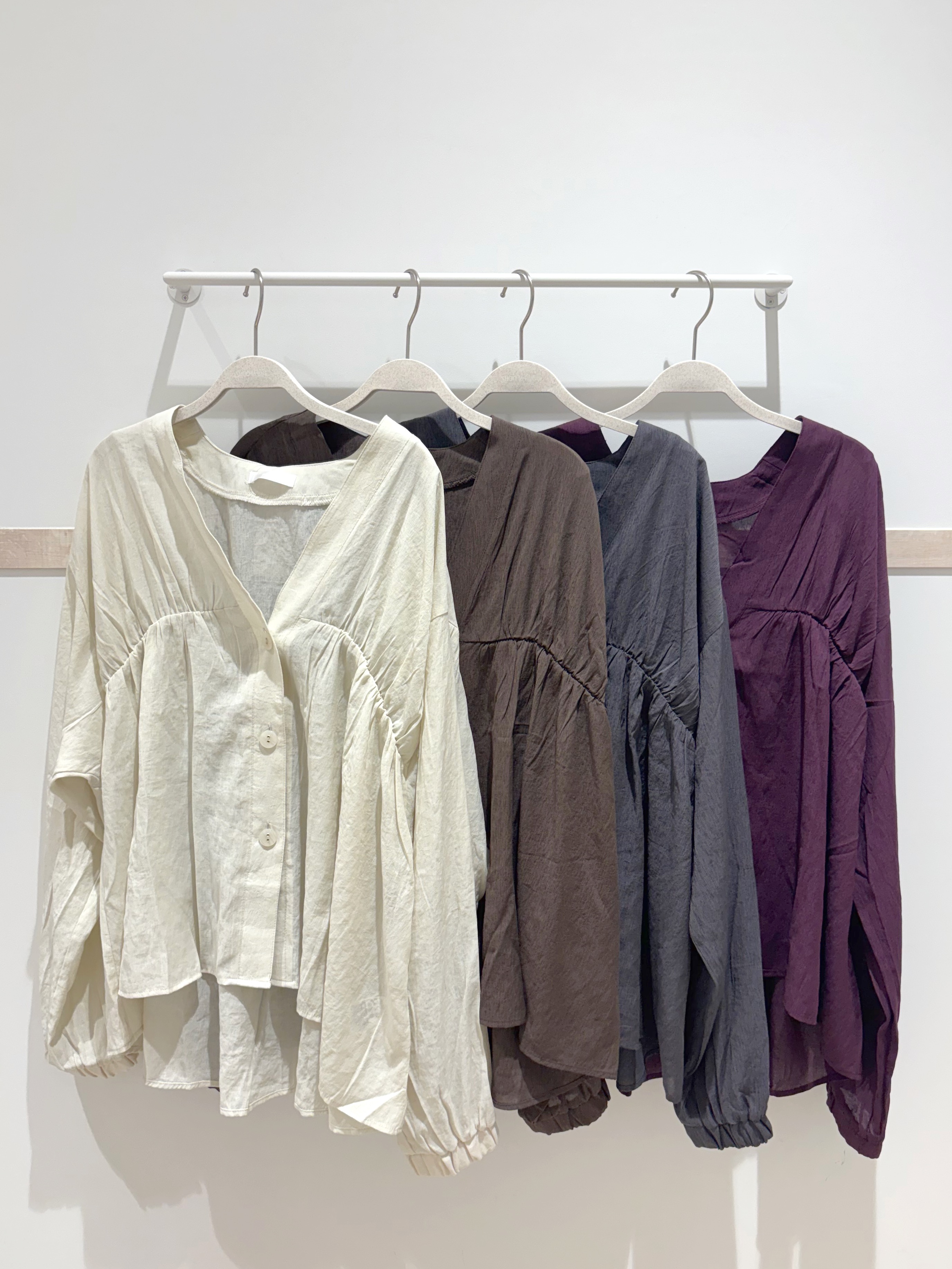 donpiさんの「SHOO･LA･RUE｜【S-LL/洗濯機可】着痩せシルエット シャーリングシャツカーディガン」を使ったコーディネート