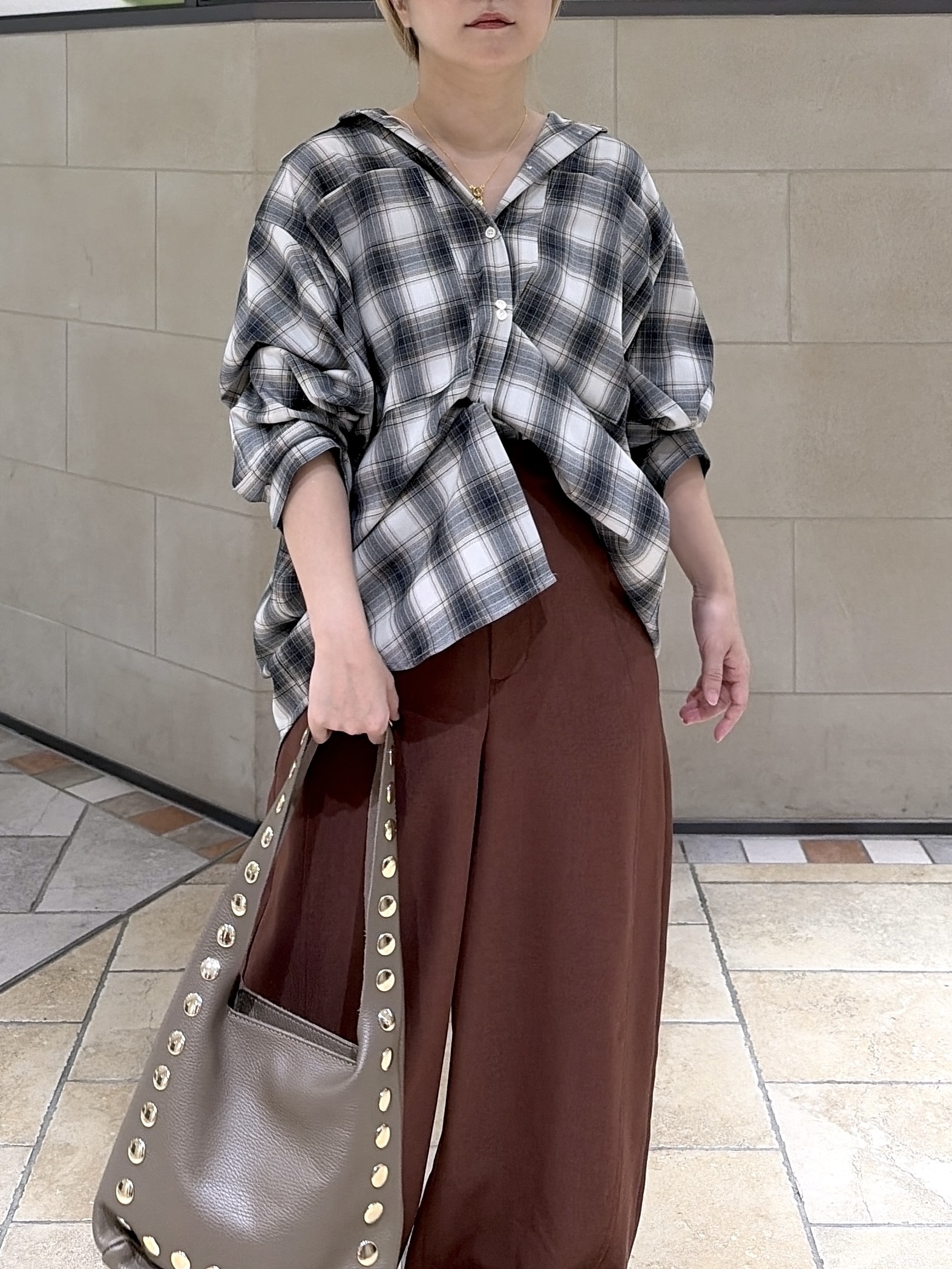 よねさんの「INDIVI｜タイムレスフォルムシャツ【LIVE紹介／上枝みどりさん着用】」を使ったコーディネート