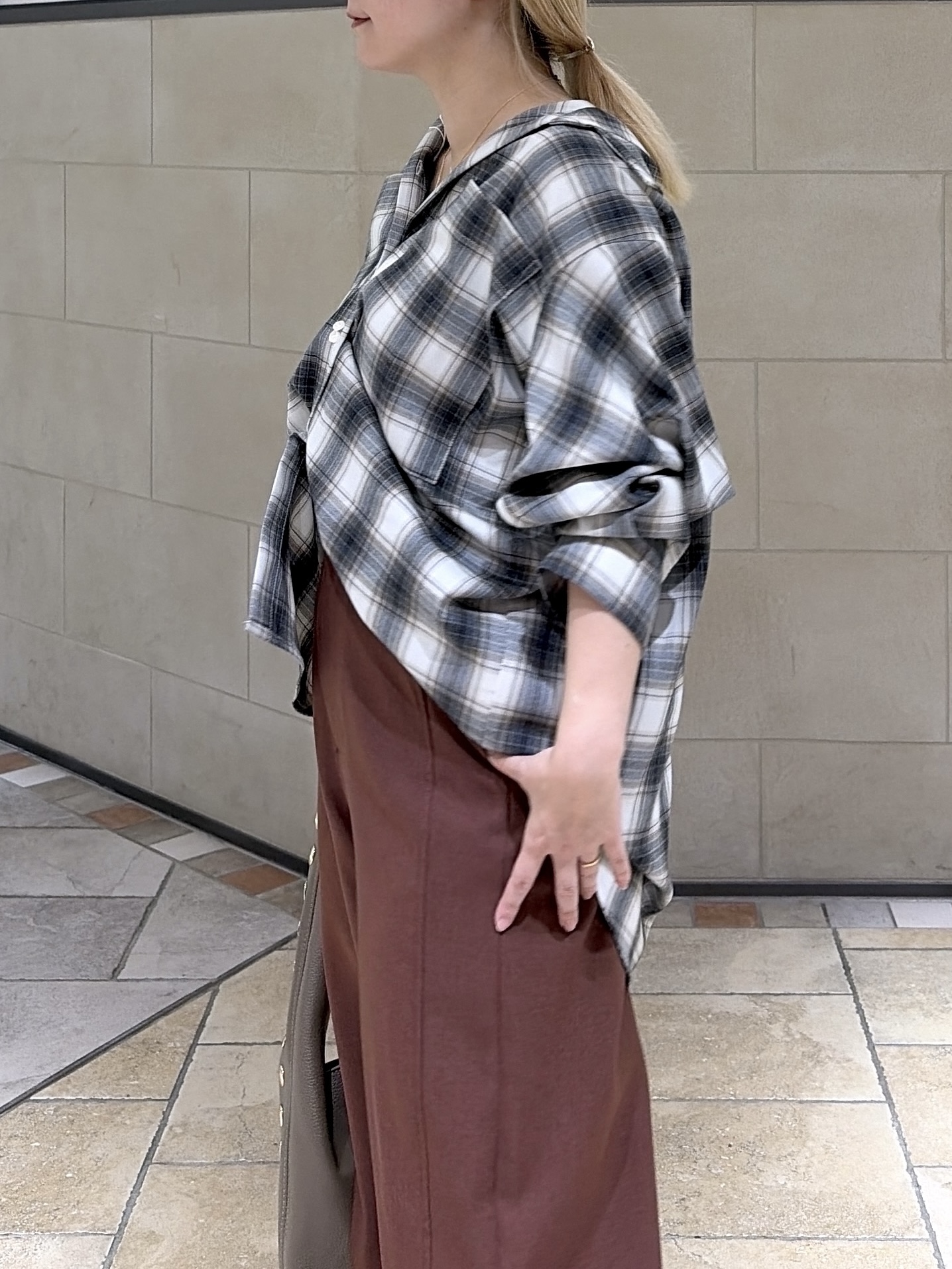 よねさんの「INDIVI｜タイムレスフォルムシャツ【LIVE紹介／上枝みどりさん着用】」を使ったコーディネート
