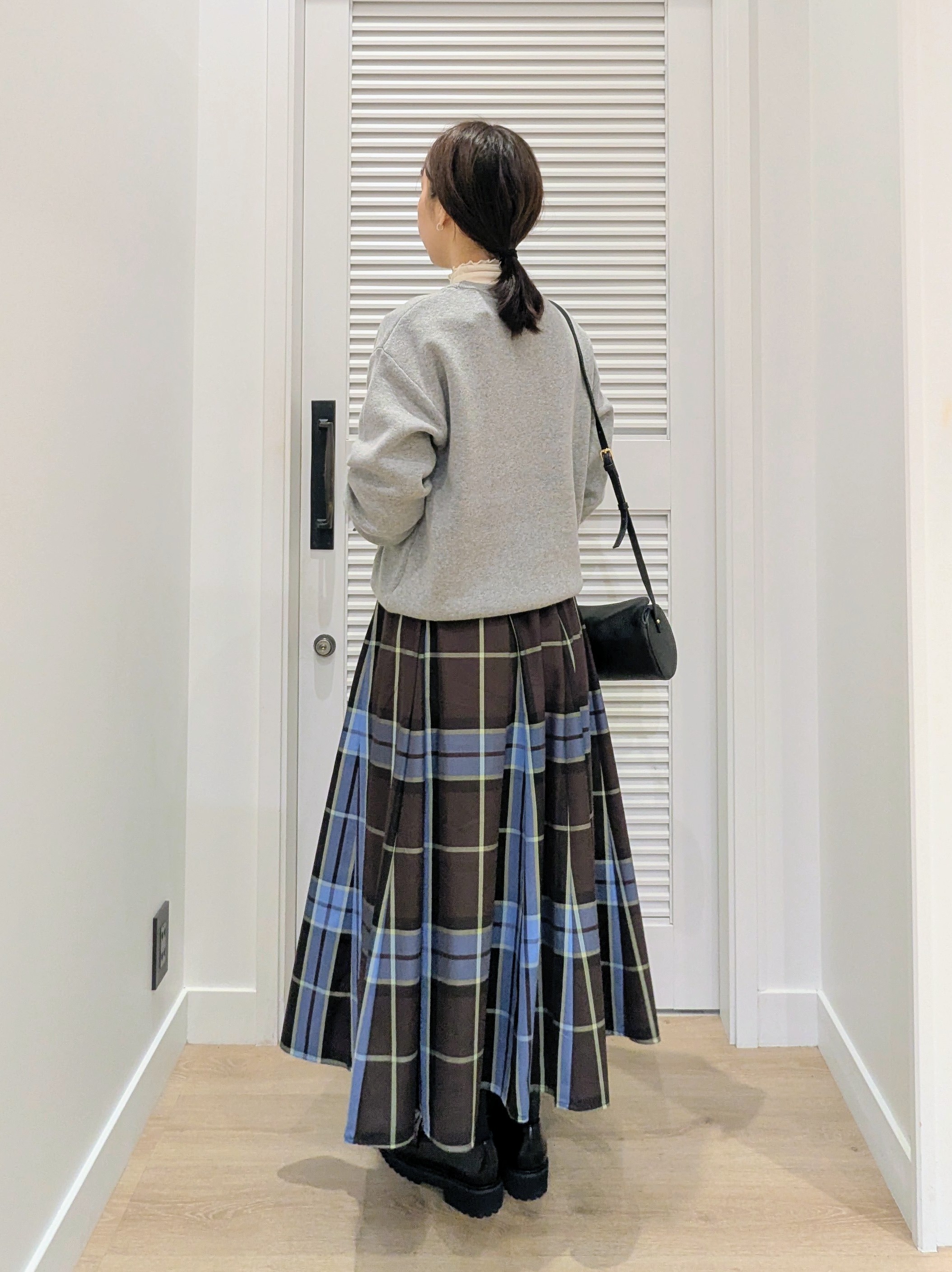 enさんの「Dessin｜【軽量】本革バレル型ショルダーバッグ」を使ったコーディネート