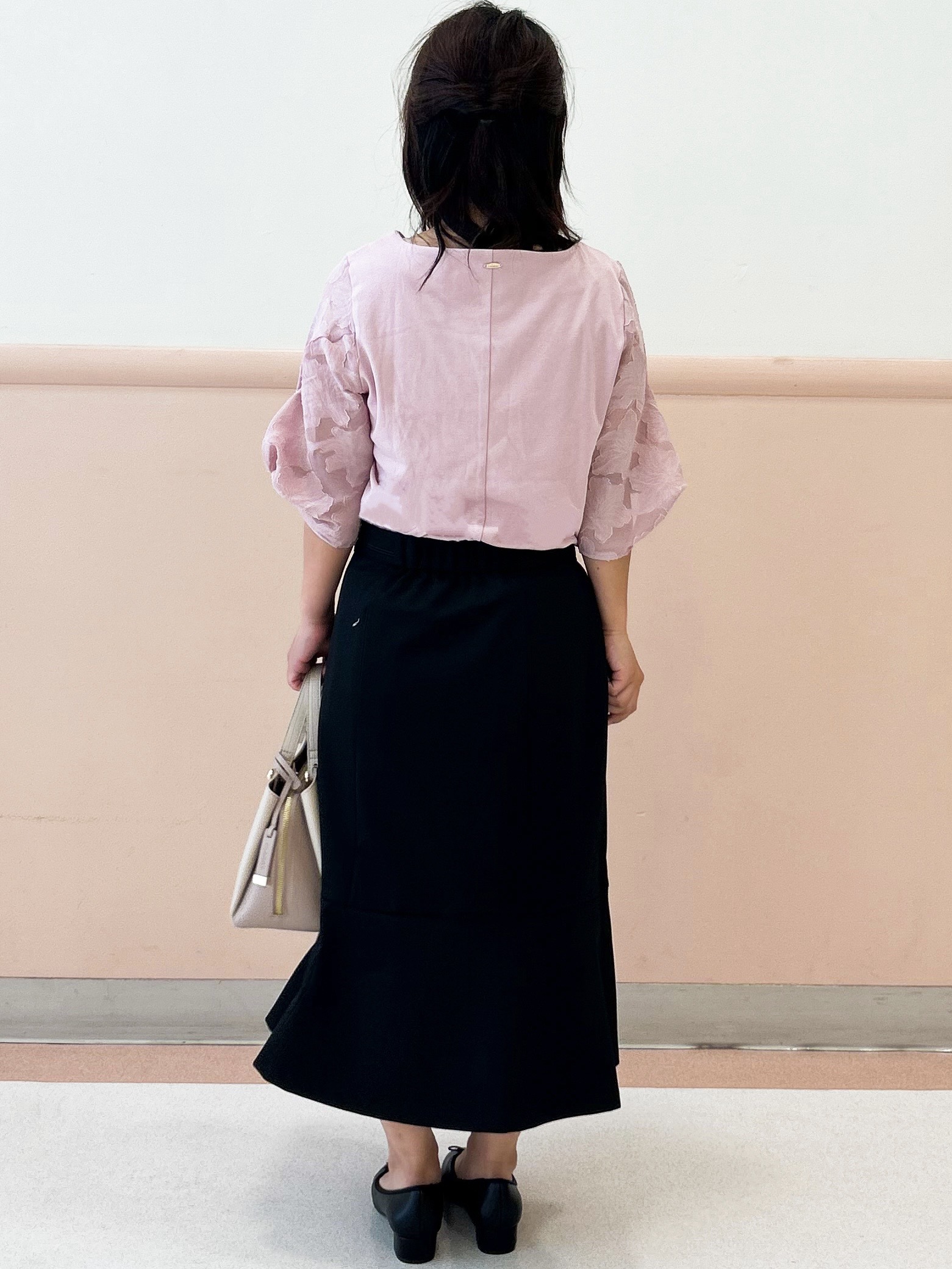 こやさんの「OPAQUE.CLIP｜花柄ジャカード５分袖トップス《接触冷感／UVケア／洗濯機OK》」を使ったコーディネート