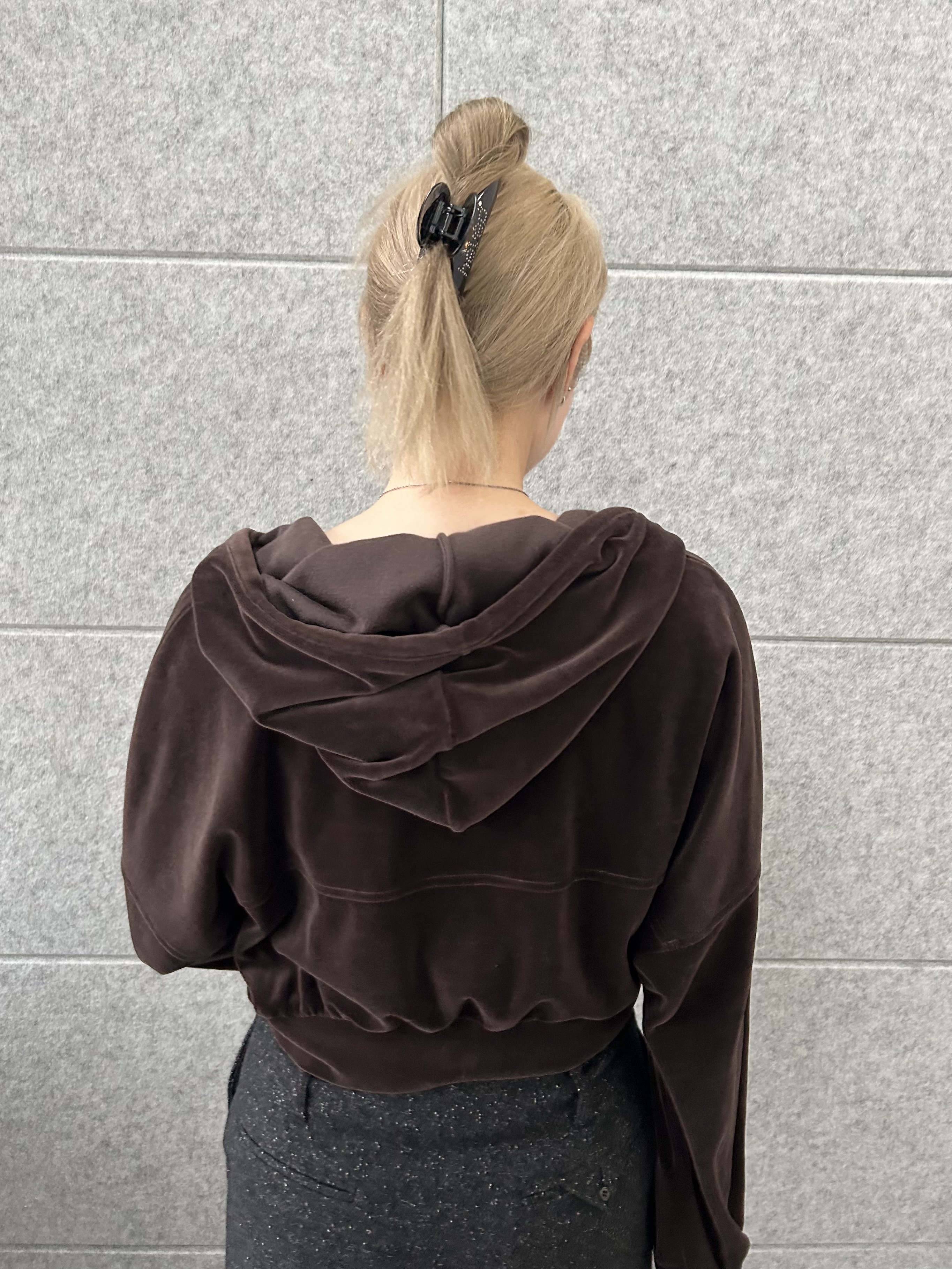 honoka Aさんの「CODE A｜velour cropped hoodie」を使ったコーディネート