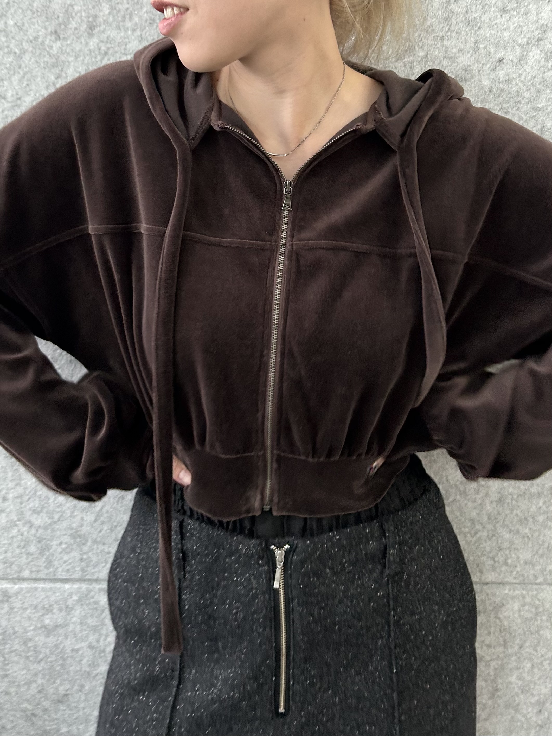 honoka Aさんの「CODE A｜velour cropped hoodie」を使ったコーディネート