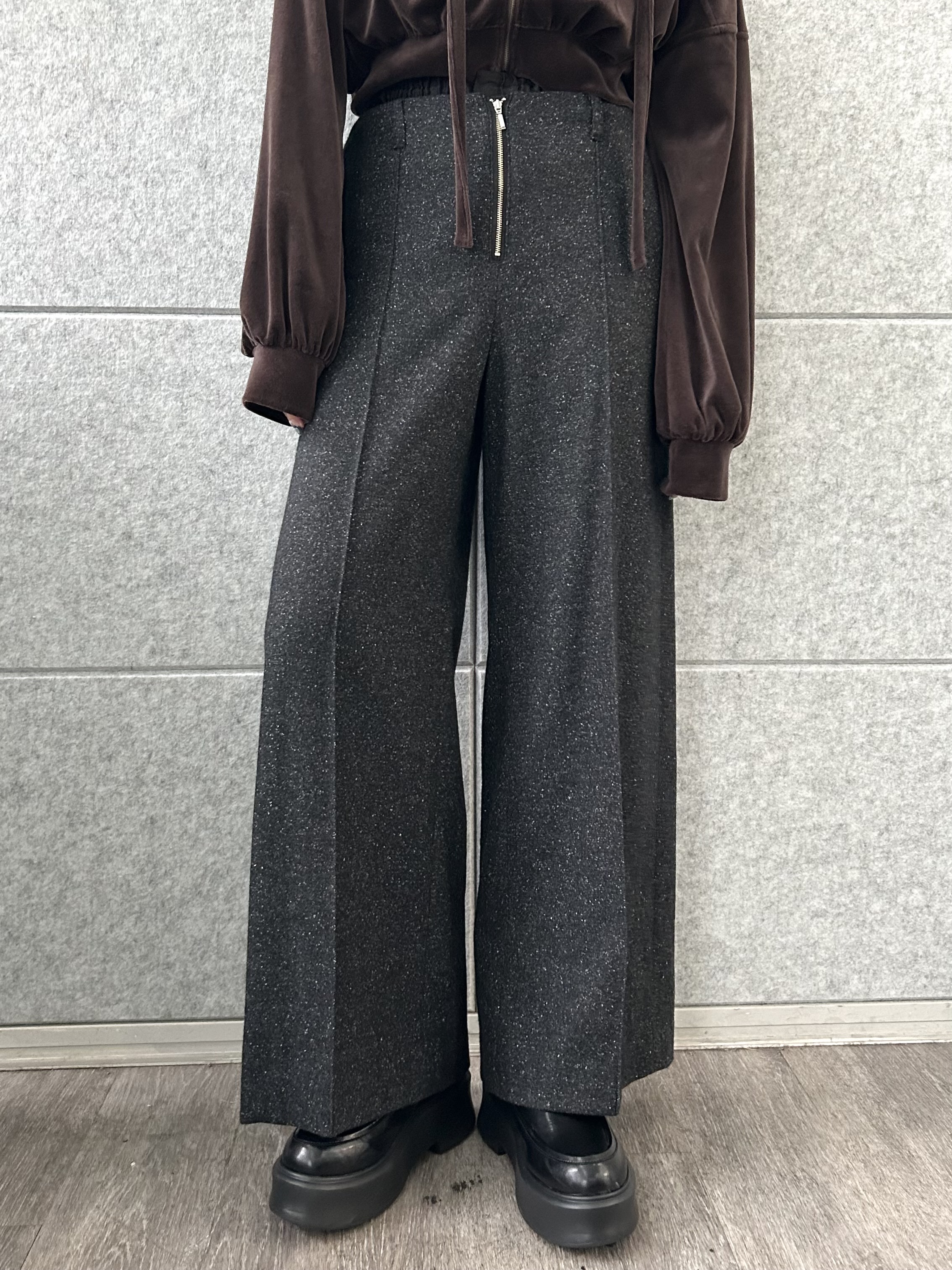 honoka Aさんの「CODE A｜velour cropped hoodie」を使ったコーディネート