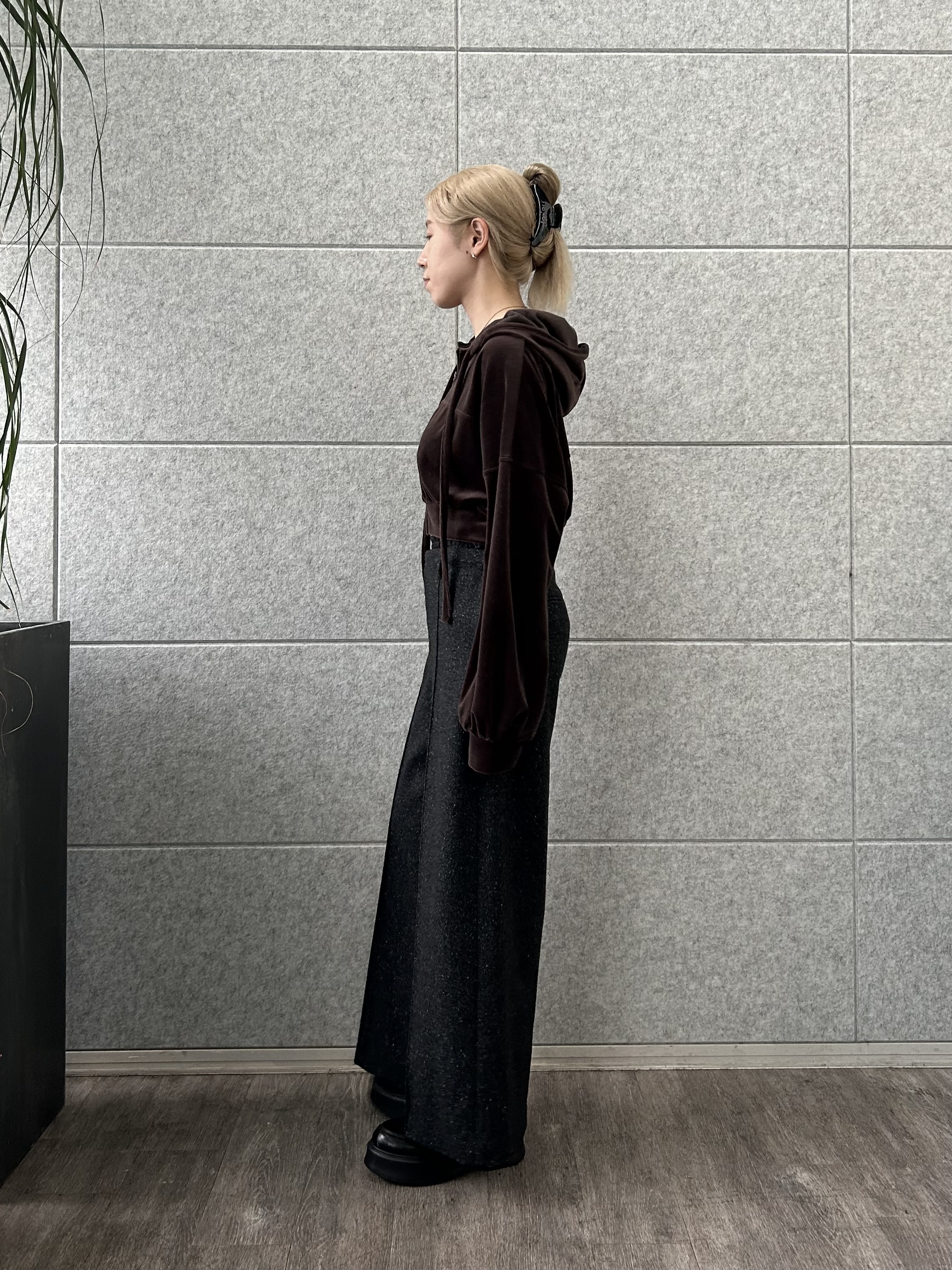 honoka Aさんの「CODE A｜velour cropped hoodie」を使ったコーディネート