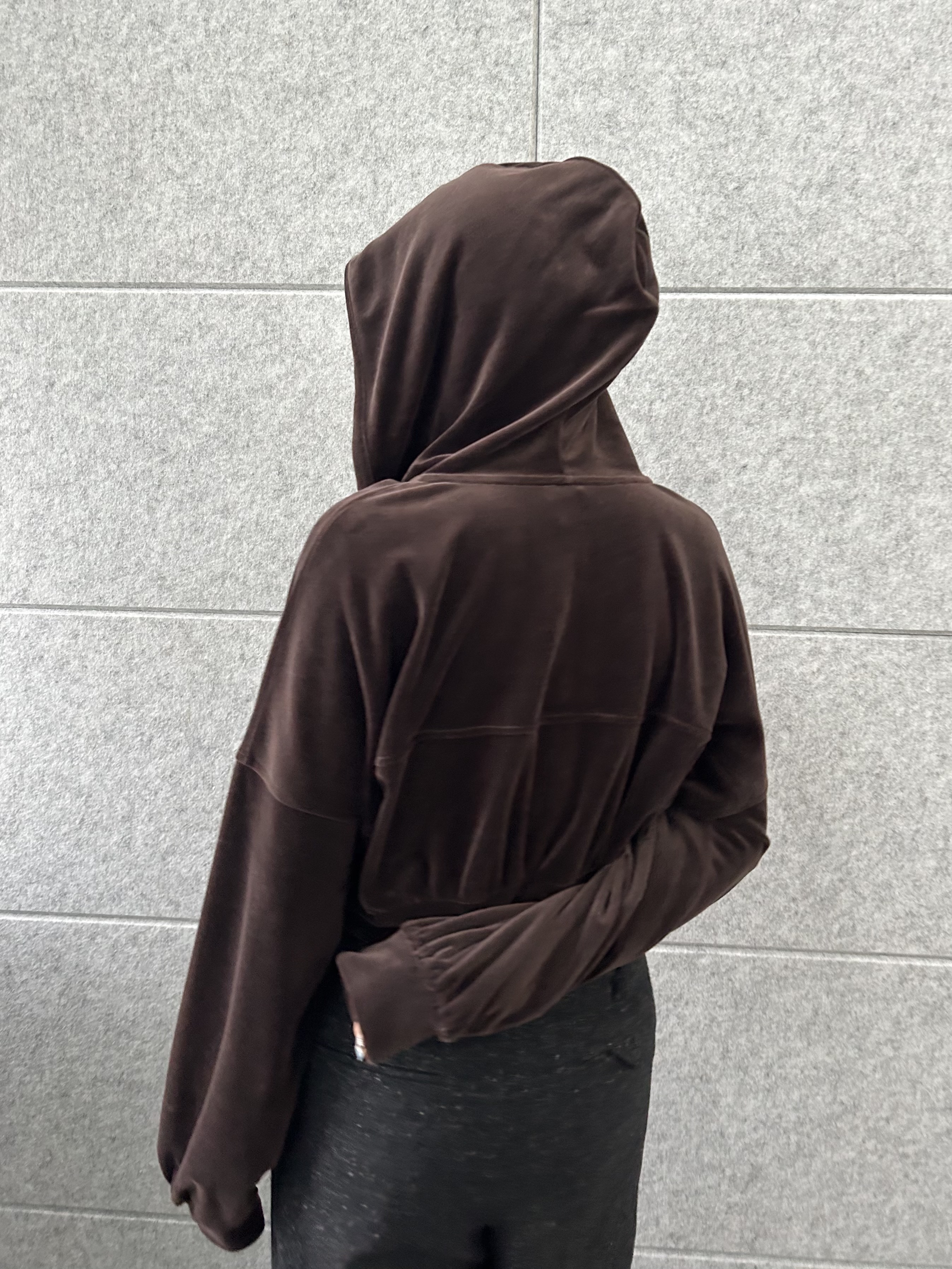honoka Aさんの「CODE A｜velour cropped hoodie」を使ったコーディネート