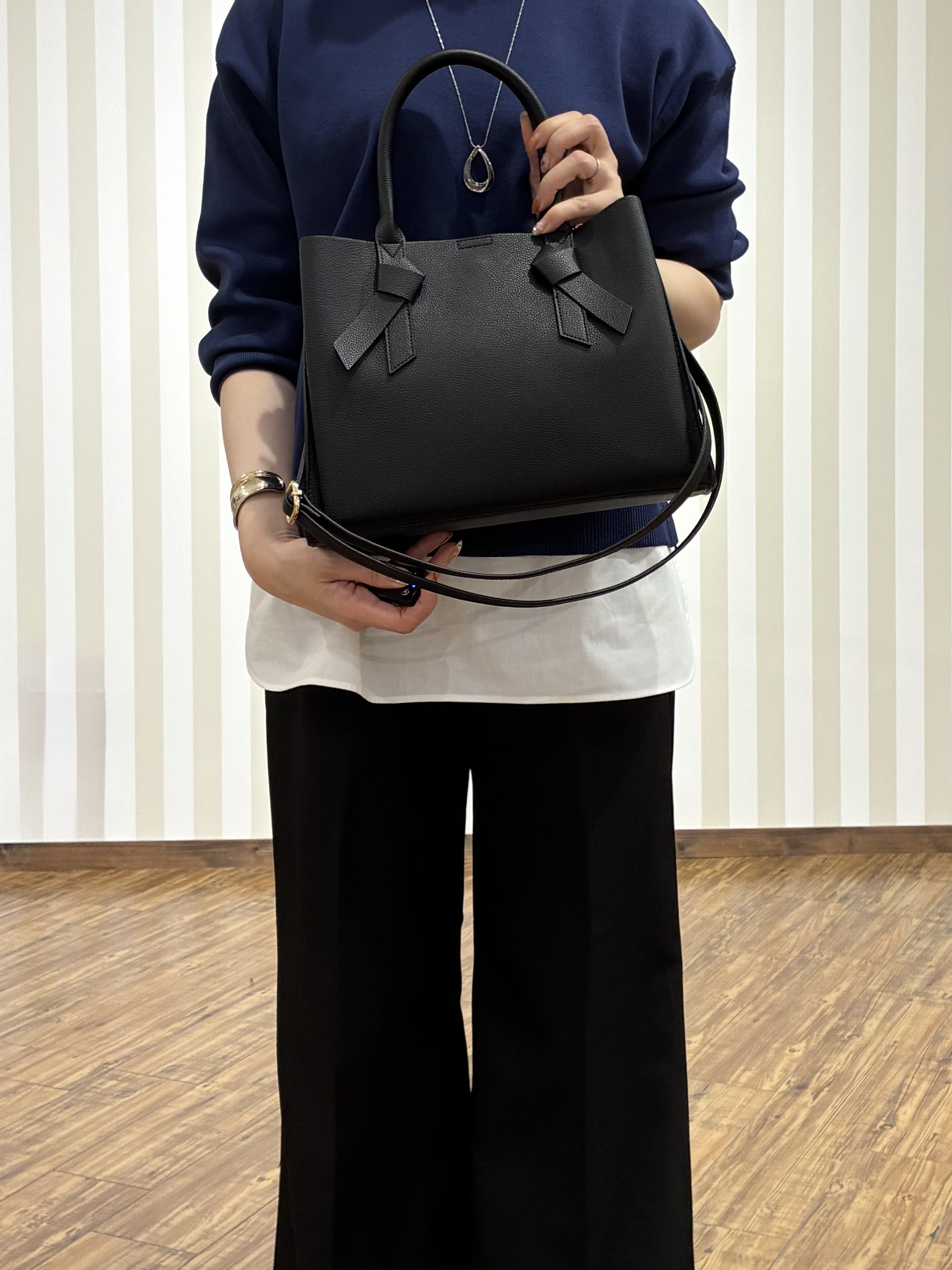 SAOさんの「SHOO･LA･RUE｜【S-LL】着るだけできまる シャツレイヤード風 スポンディッシュニット」を使ったコーディネート