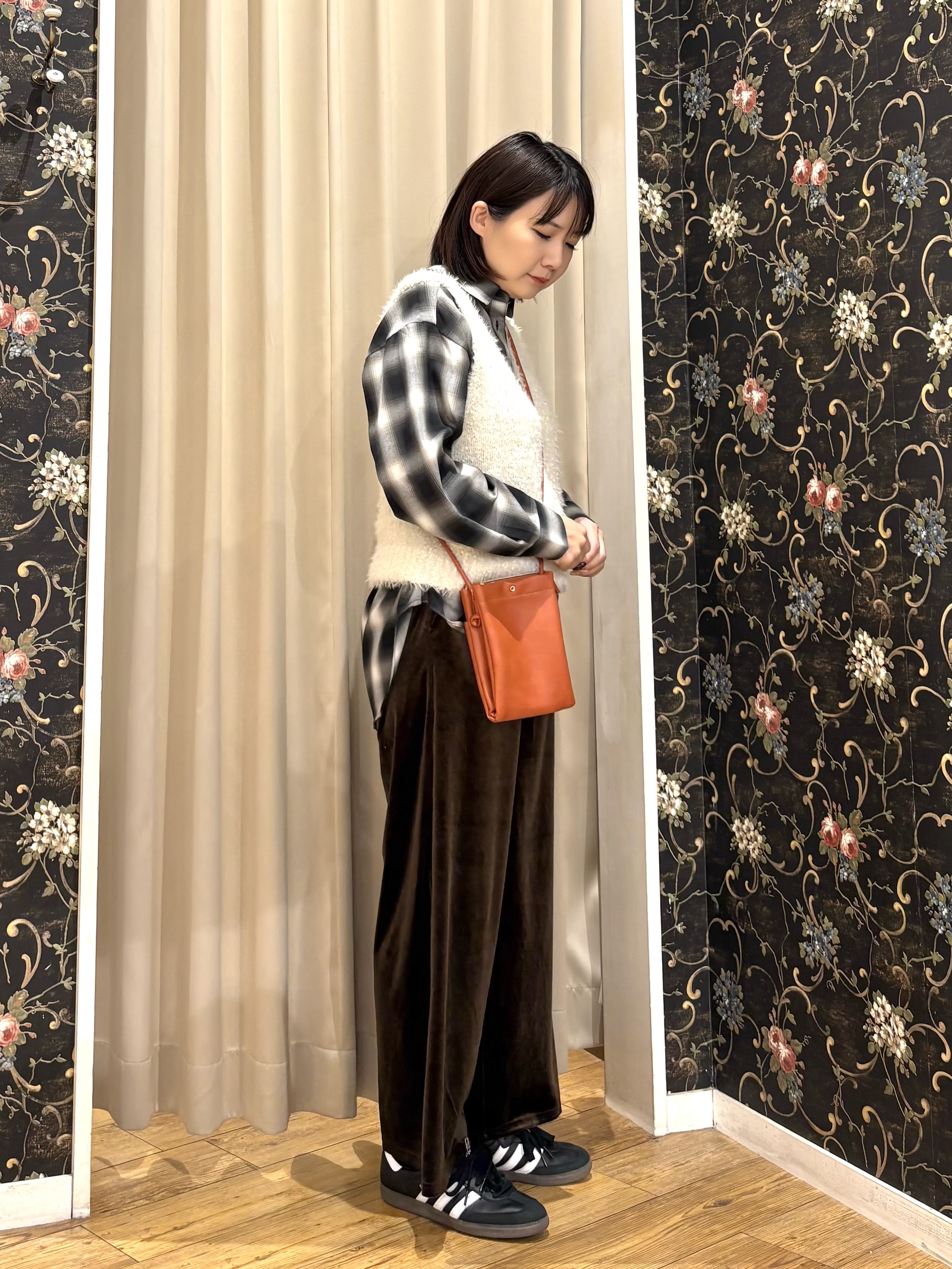 ネリさんの「SHOO･LA･RUE｜【洗濯機可】重ねるだけで華やかに。ポンポンシャギーベスト」を使ったコーディネート