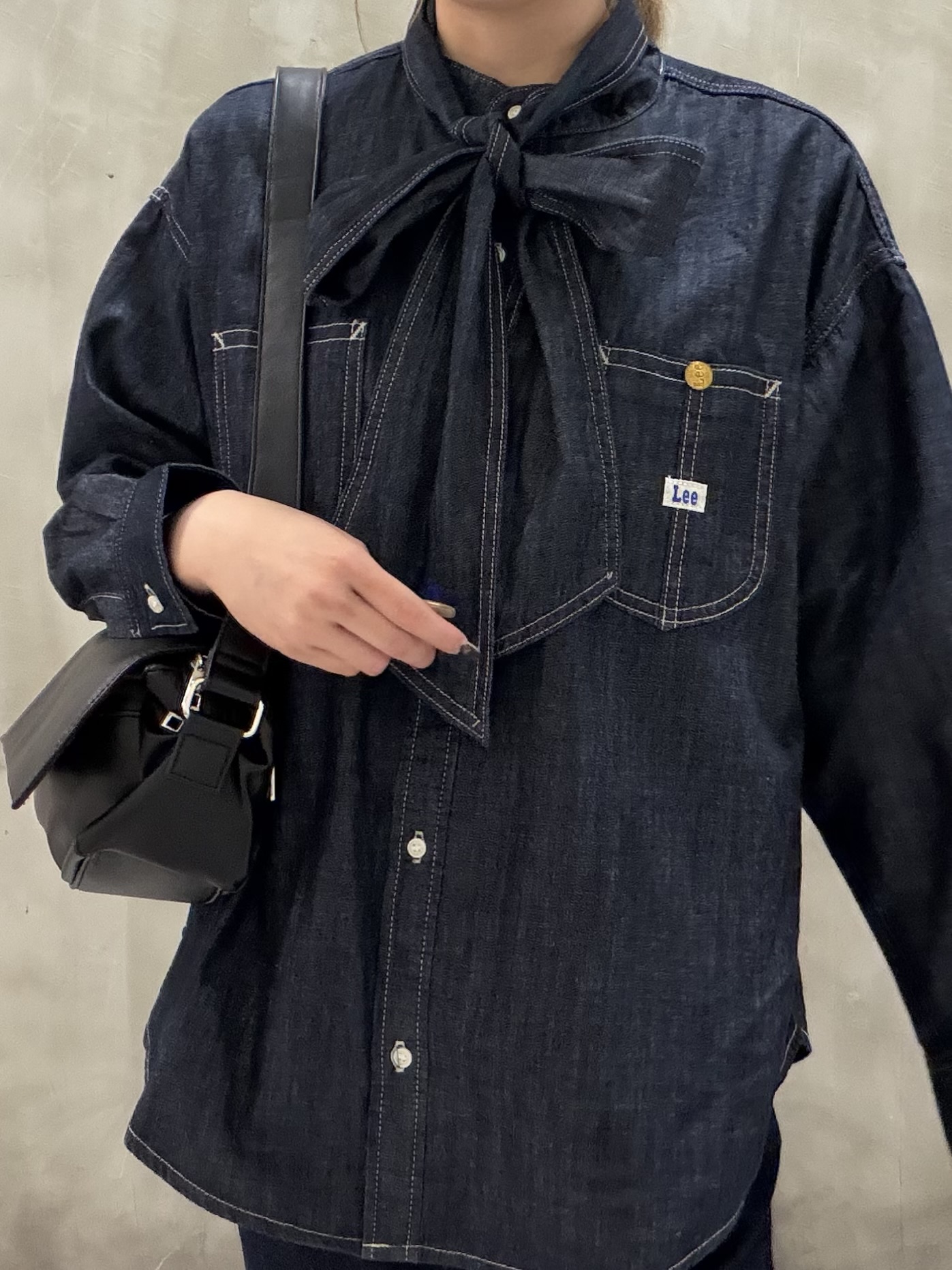 maiさんの「grove｜【Lee&times;grove別注】DENIM BOWTIE SHIRTS」を使ったコーディネート