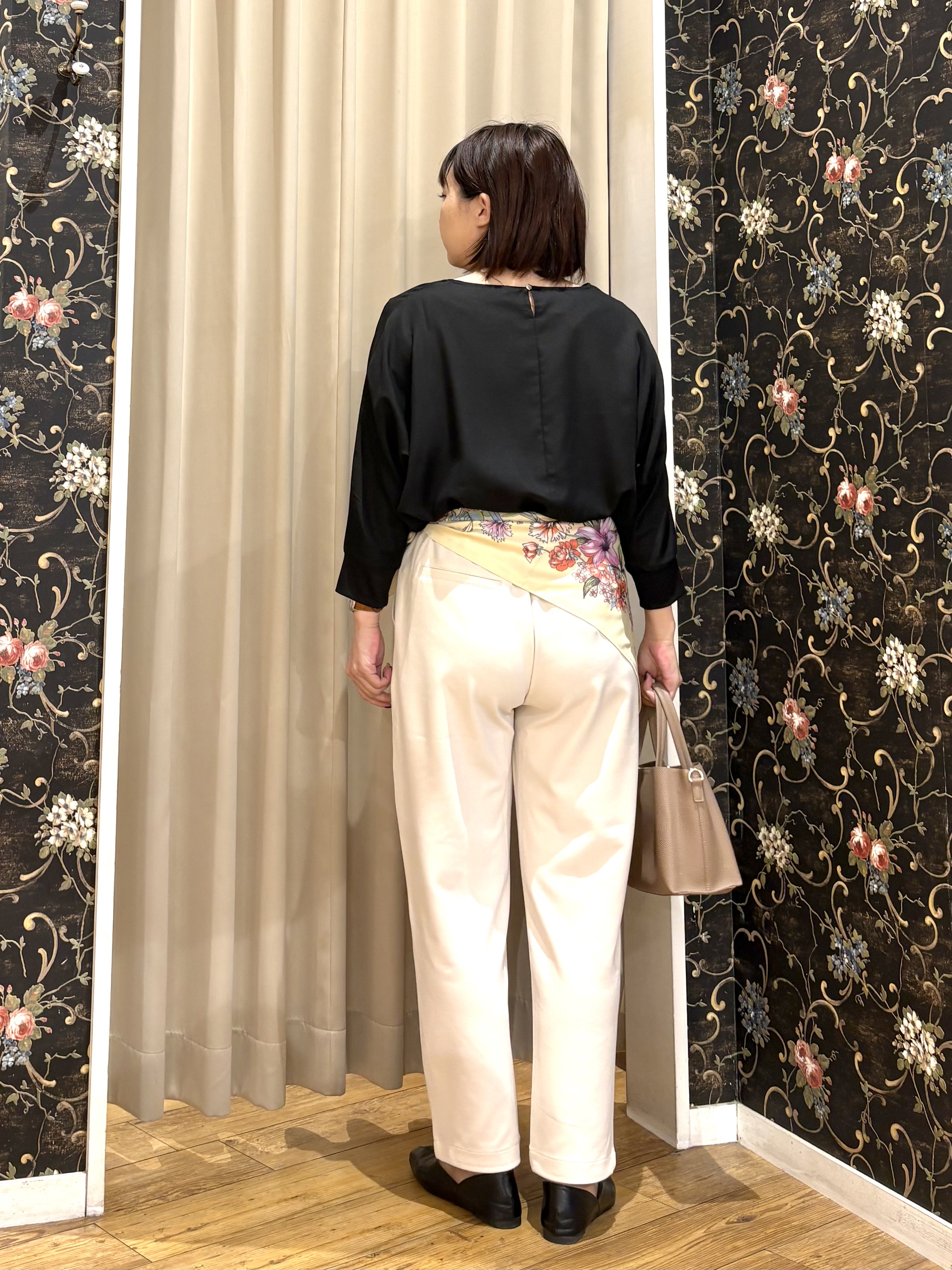 ネリさんの「SHOO･LA･RUE｜【着丈選べる/洗濯後しわになりにくい】インせず着られる ドルマンブラウス」を使ったコーディネート