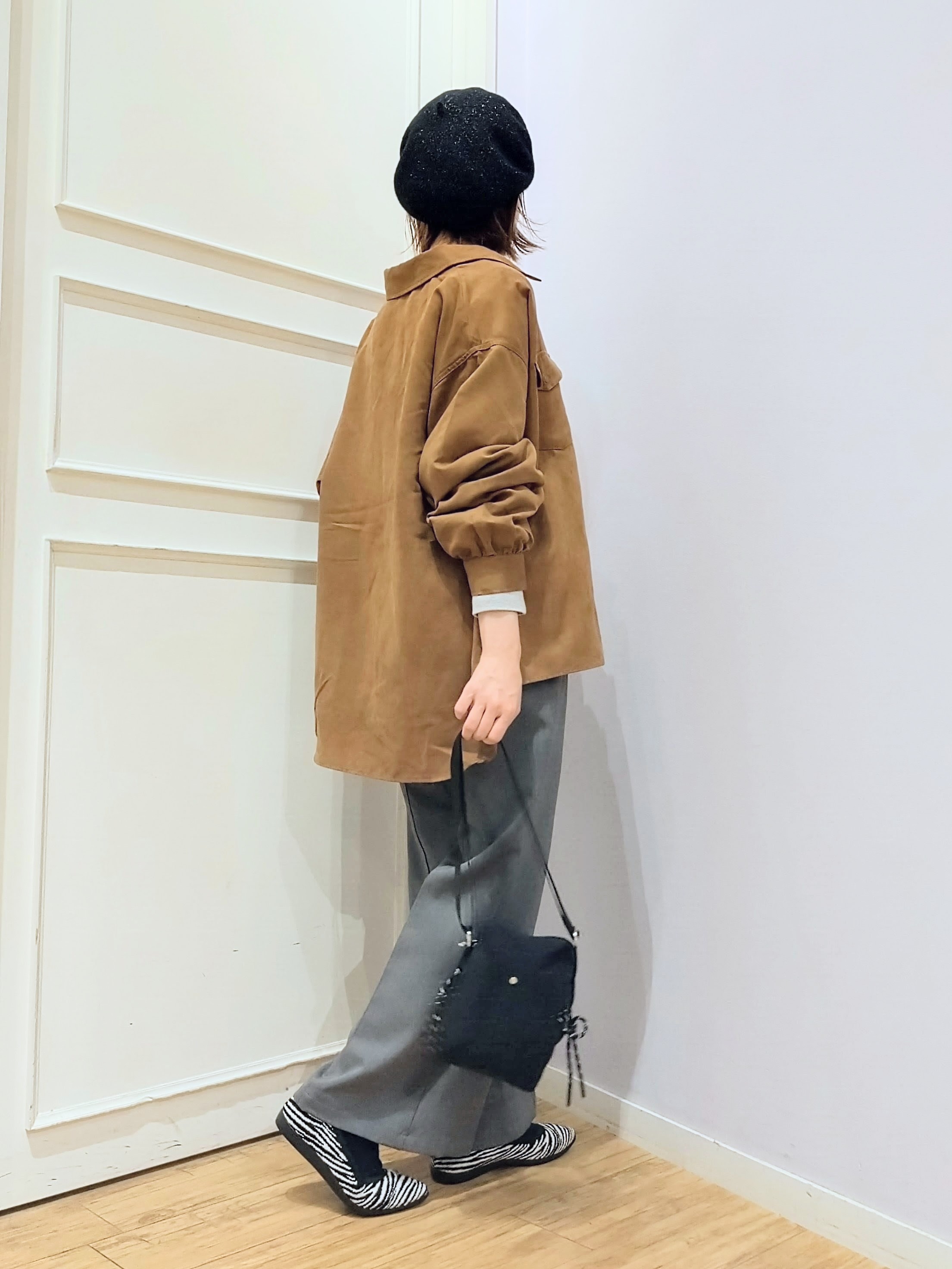 miomioさんの「SHOO･LA･RUE｜【S-LL/洗濯機可】なめらかさが心地いい。スエード調ポケットシャツ」を使ったコーディネート