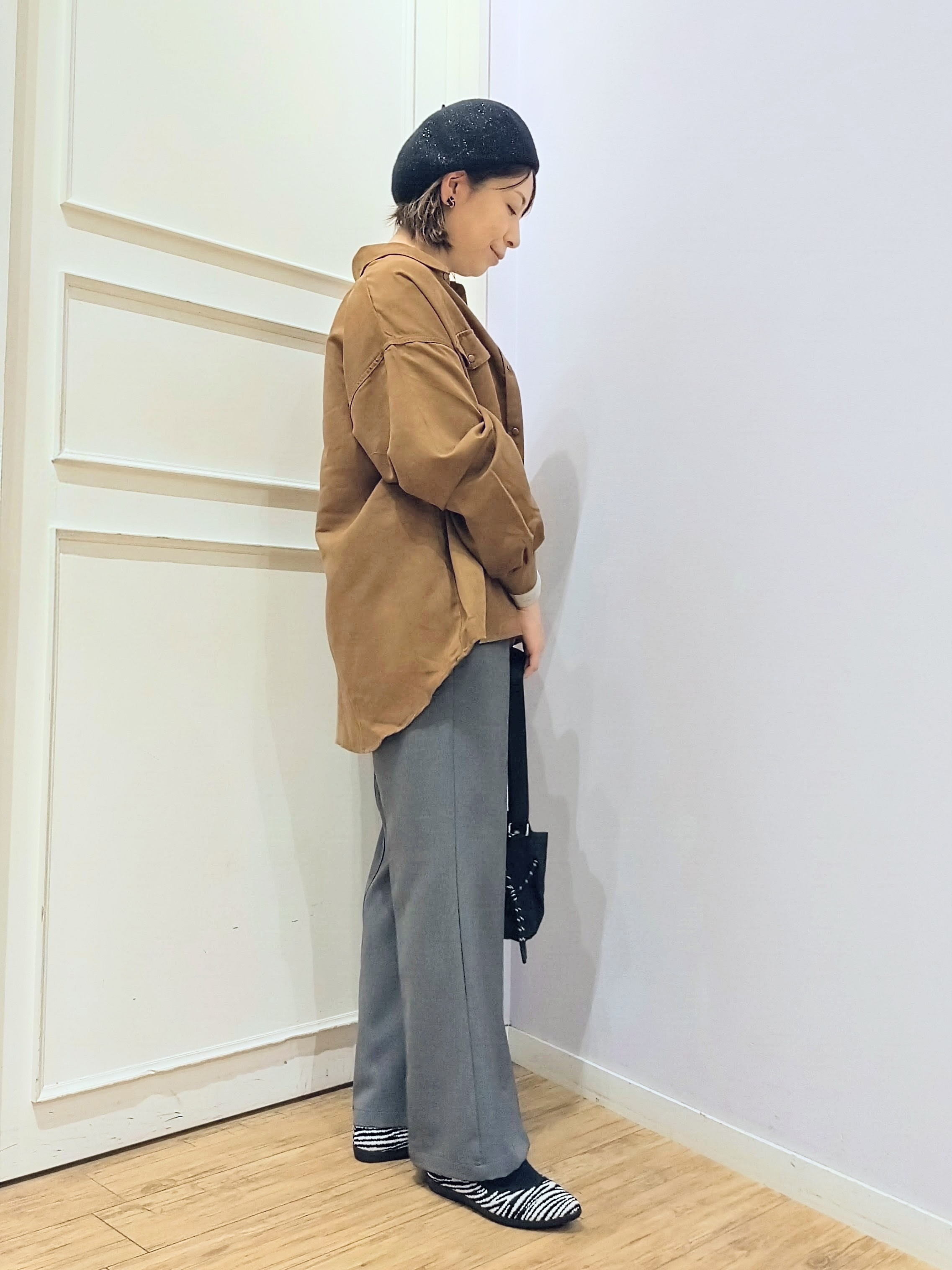 miomioさんの「SHOO･LA･RUE｜【S-LL/洗濯機可】なめらかさが心地いい。スエード調ポケットシャツ」を使ったコーディネート