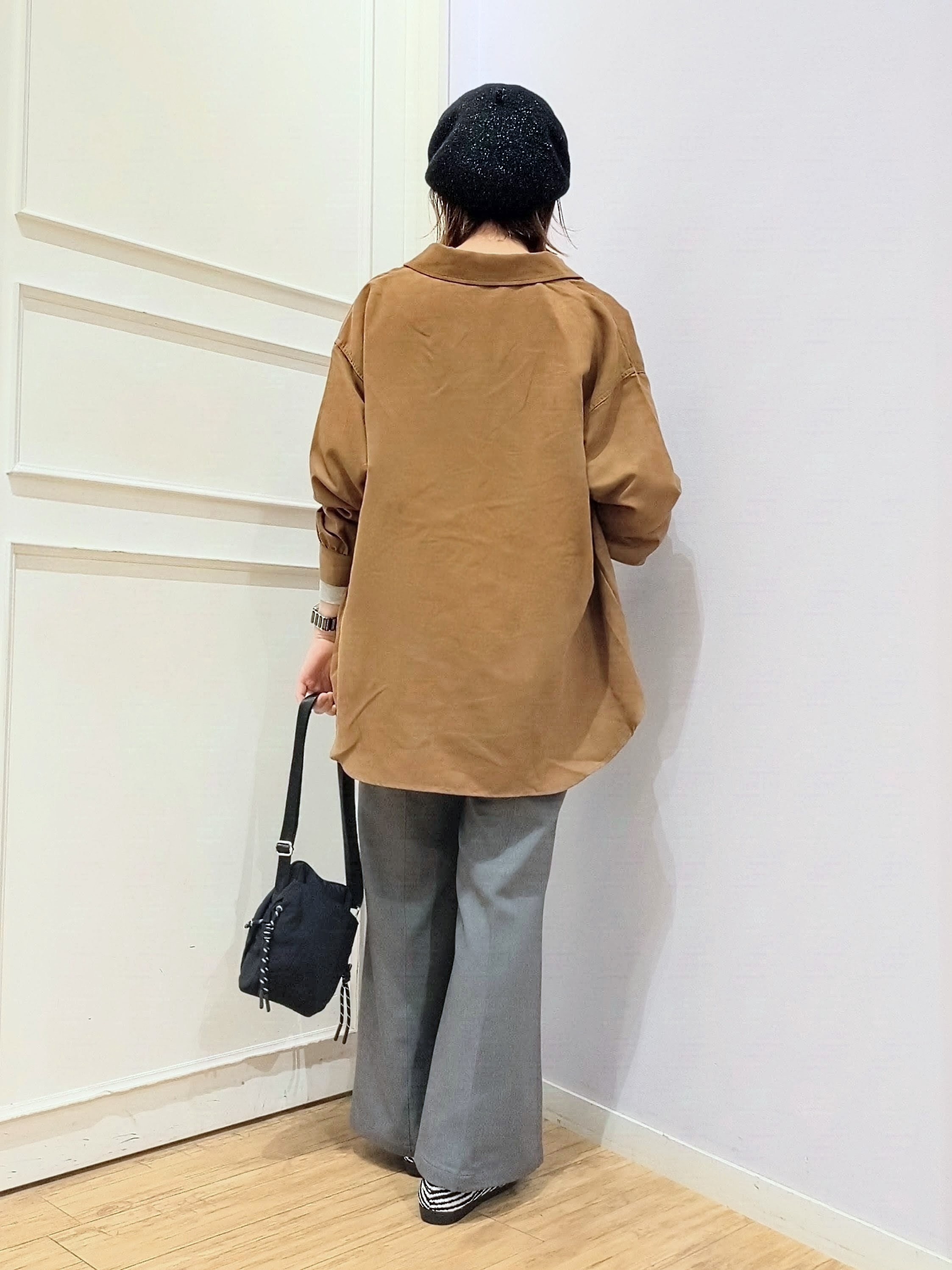 miomioさんの「SHOO･LA･RUE｜【S-LL/洗濯機可】なめらかさが心地いい。スエード調ポケットシャツ」を使ったコーディネート