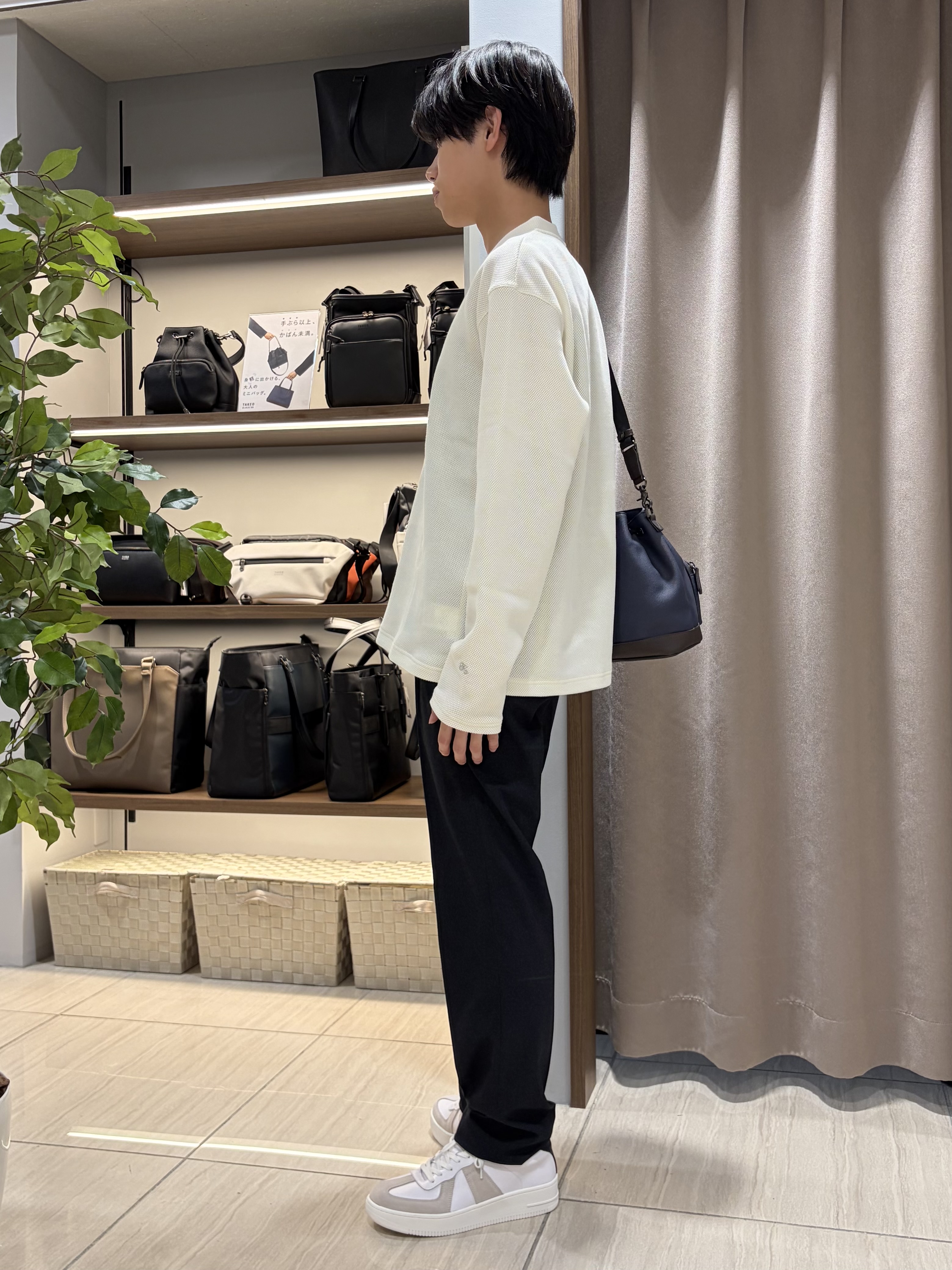 hiroさんの「TAKEO KIKUCHI｜【日本製】メッシュ ジャージ Vネック プルオーバー」を使ったコーディネート