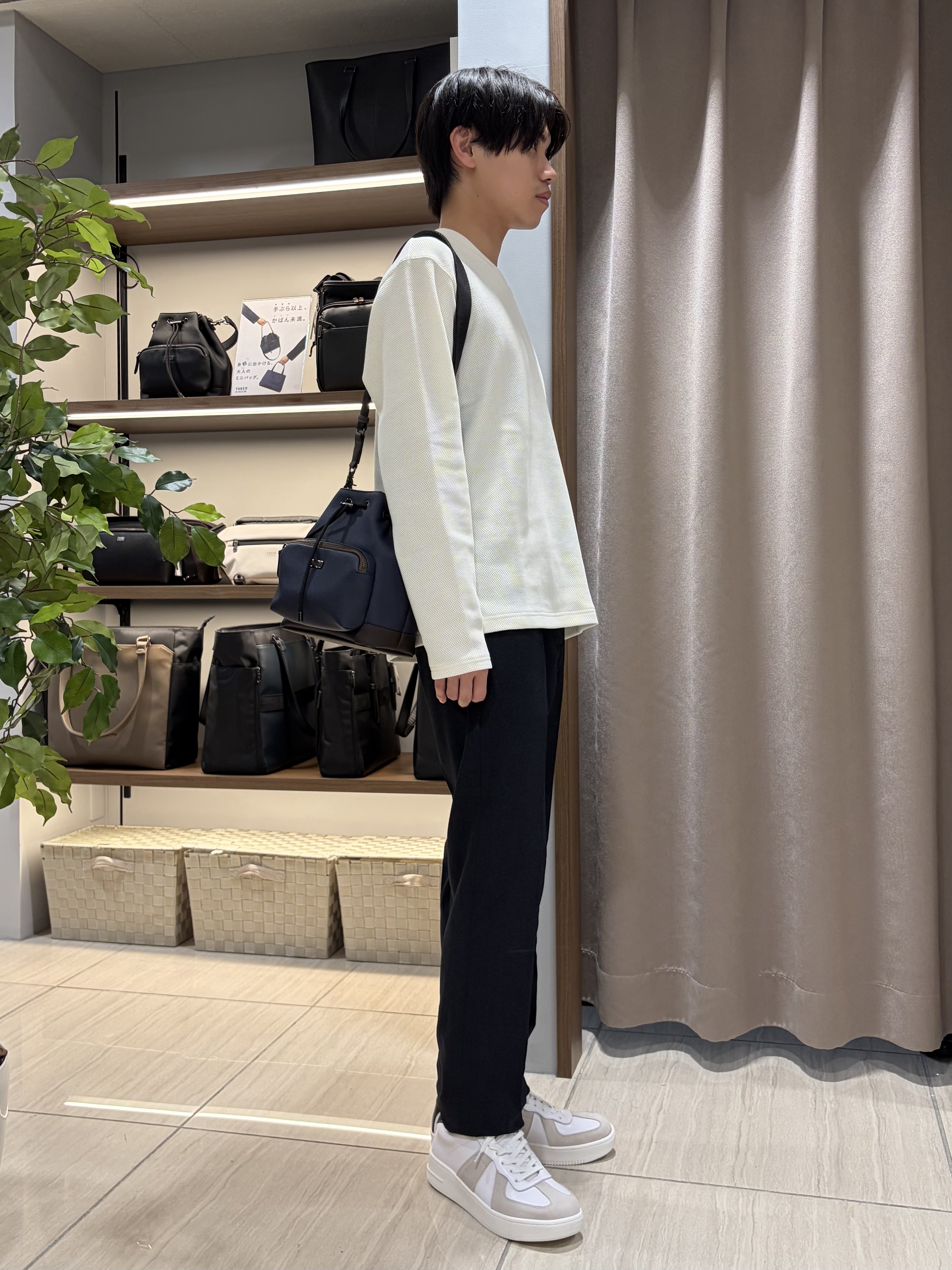hiroさんの「TAKEO KIKUCHI｜【日本製】メッシュ ジャージ Vネック プルオーバー」を使ったコーディネート