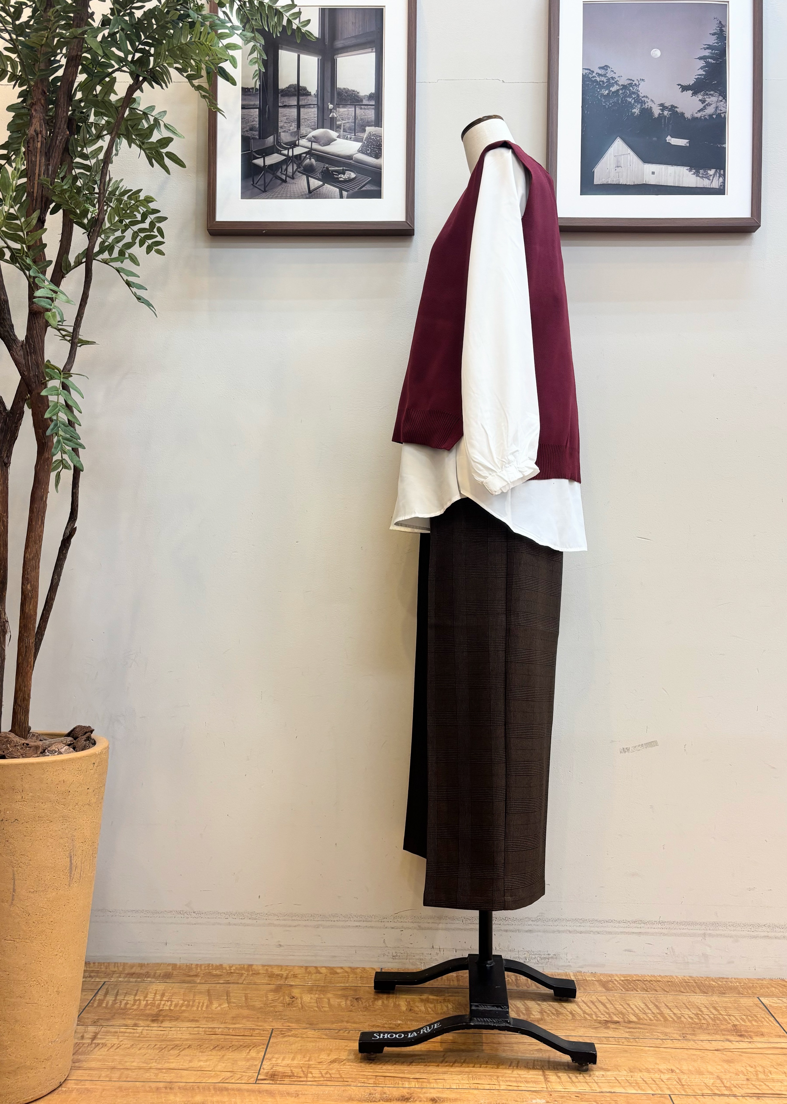 maiさんの「SHOO･LA･RUE｜【2点セット/S-LL】着回し自在 スポンディッシュニットベスト＆フレアシャツ」を使ったコーディネート