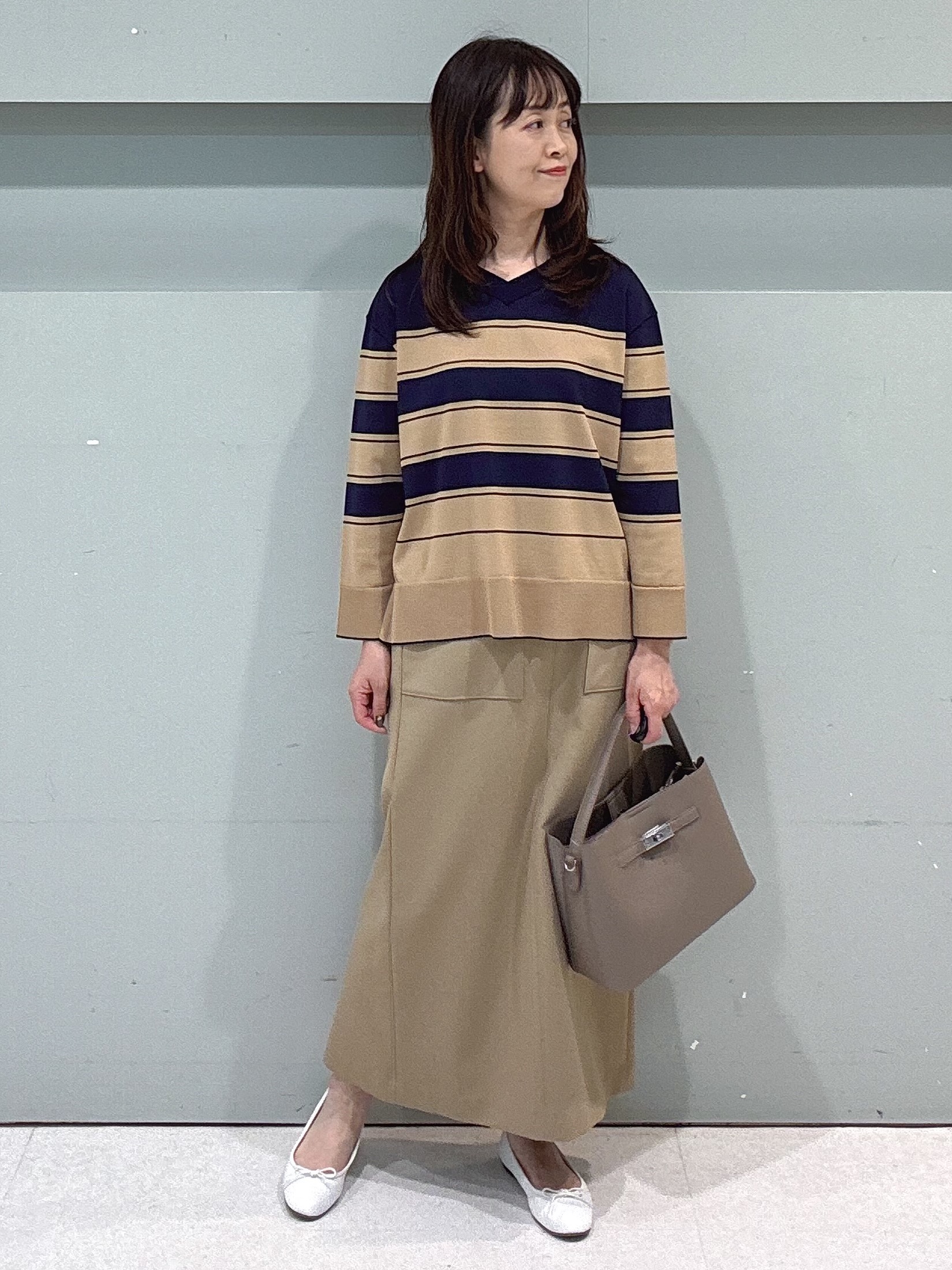 makiさんの「UNTITLED｜【顔周りすっきり/体型カバー】ドライタッチVネックニットプルオーバー」を使ったコーディネート