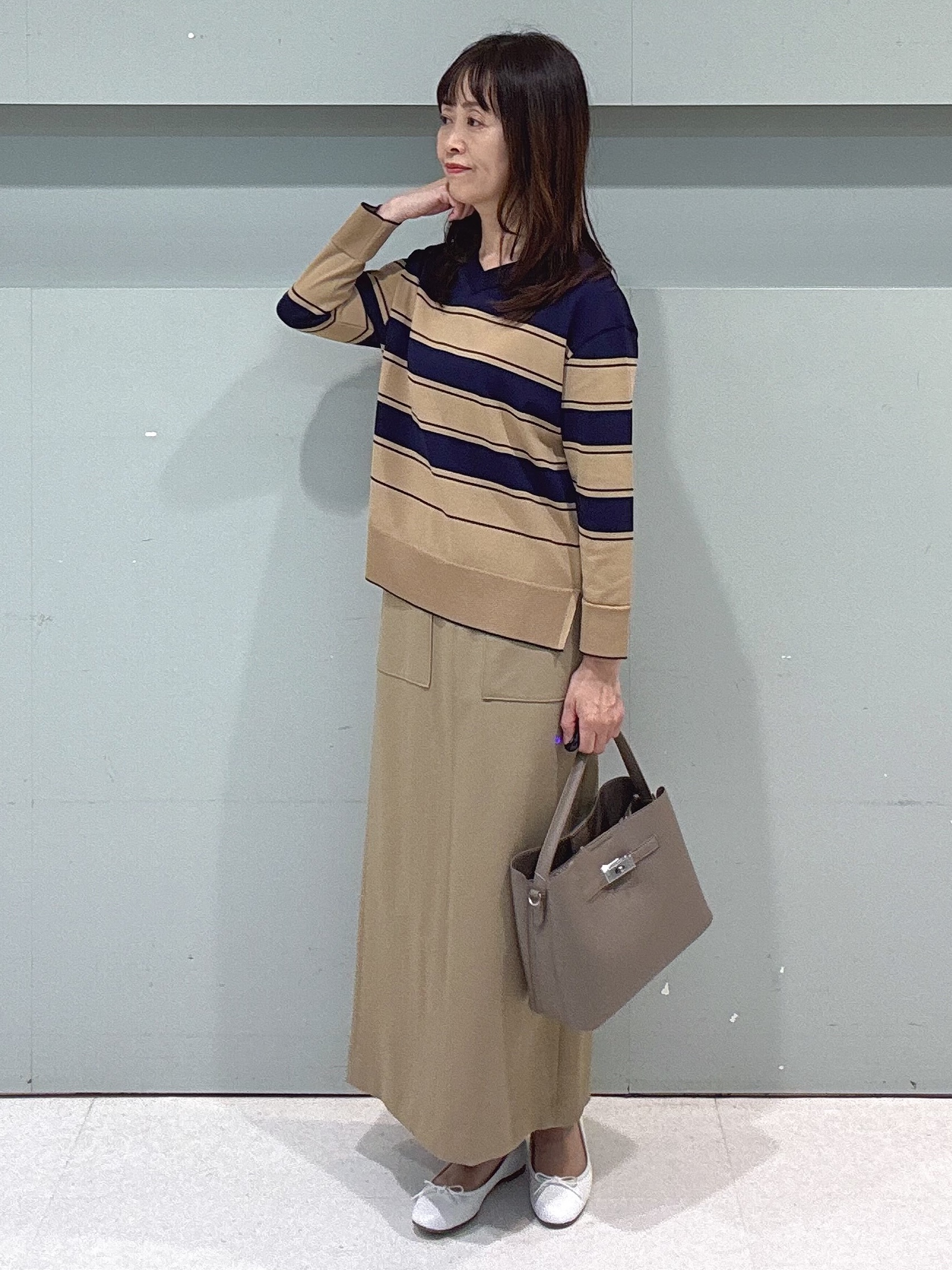 makiさんの「UNTITLED｜【顔周りすっきり/体型カバー】ドライタッチVネックニットプルオーバー」を使ったコーディネート