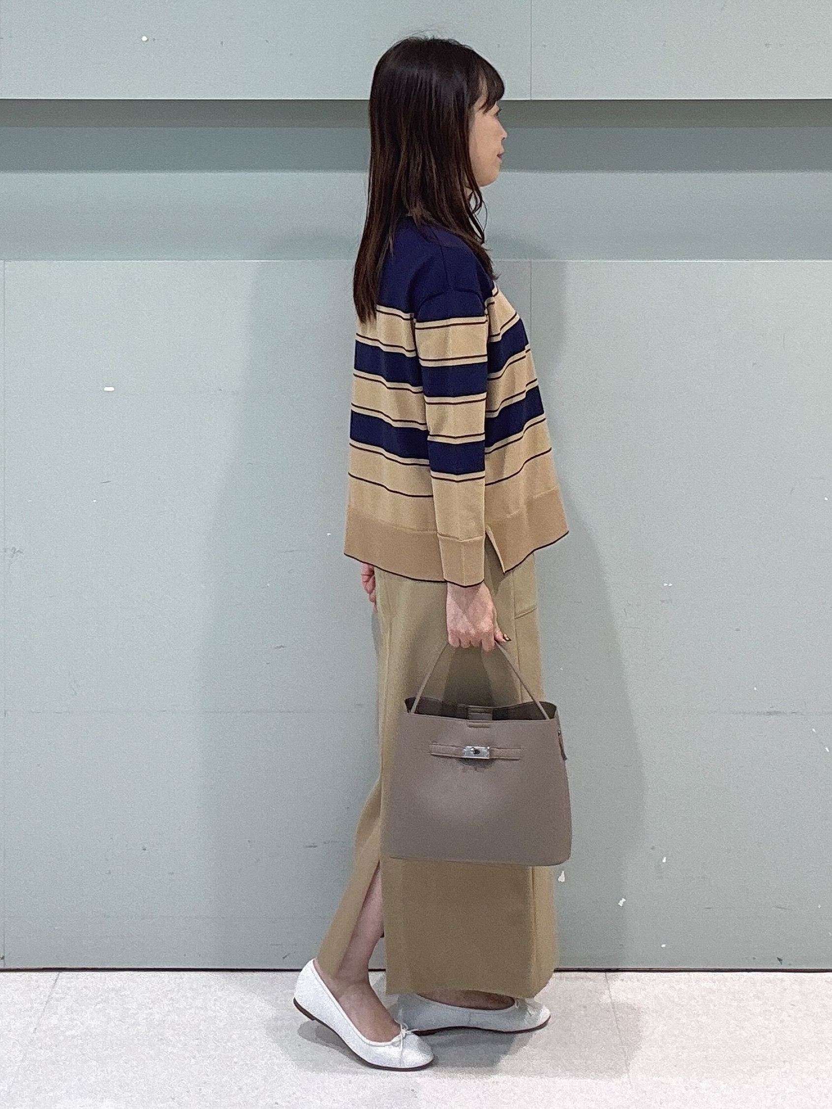 makiさんの「UNTITLED｜【顔周りすっきり/体型カバー】ドライタッチVネックニットプルオーバー」を使ったコーディネート