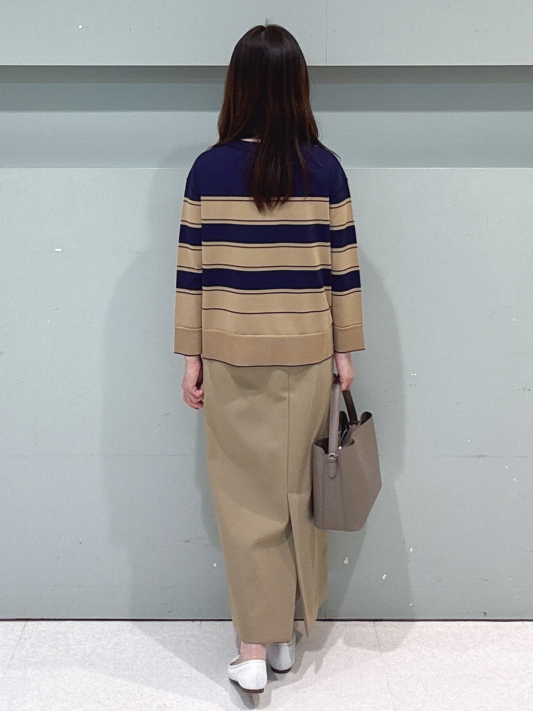 makiさんの「UNTITLED｜【顔周りすっきり/体型カバー】ドライタッチVネックニットプルオーバー」を使ったコーディネート