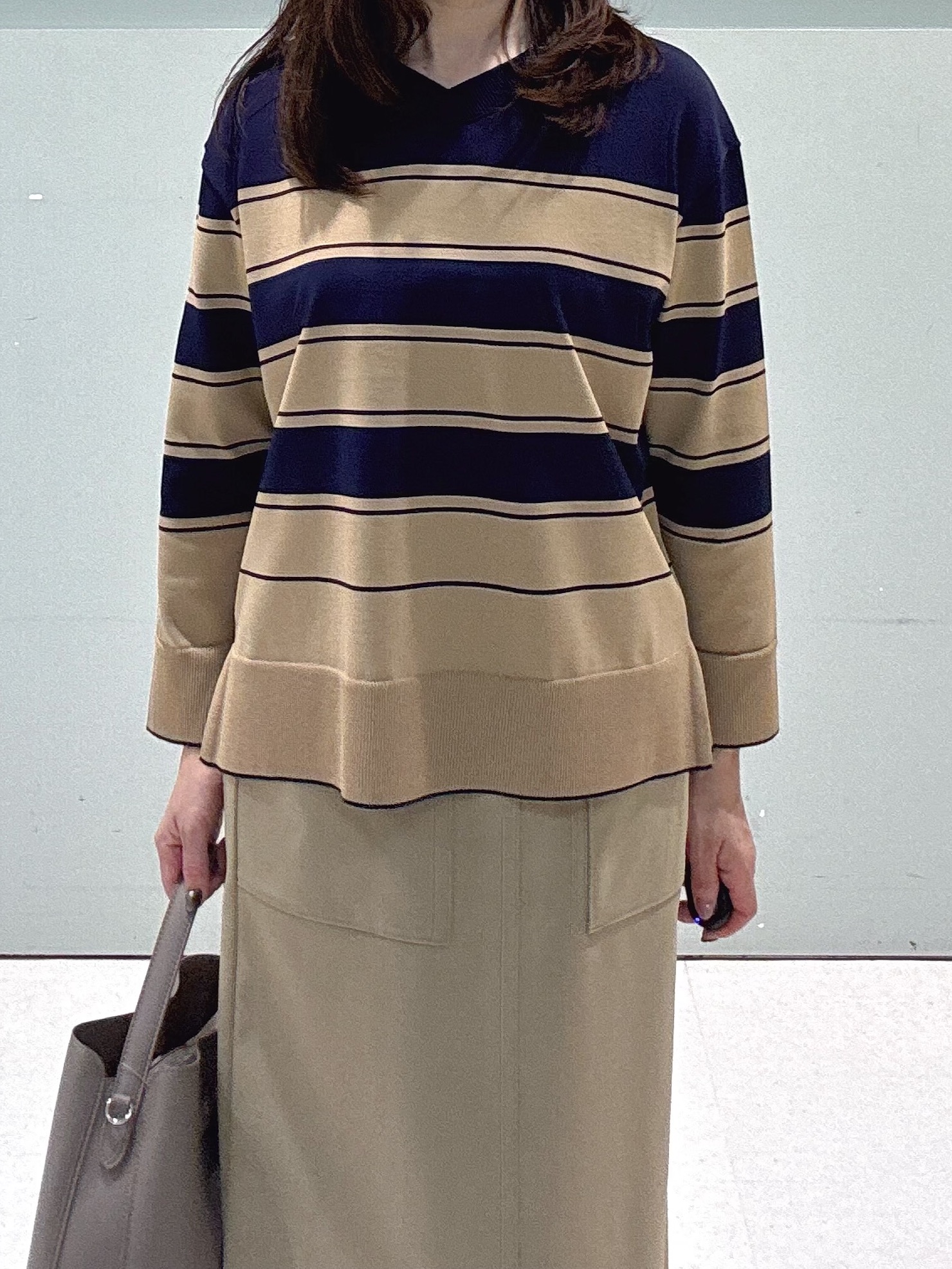 makiさんの「UNTITLED｜【顔周りすっきり/体型カバー】ドライタッチVネックニットプルオーバー」を使ったコーディネート