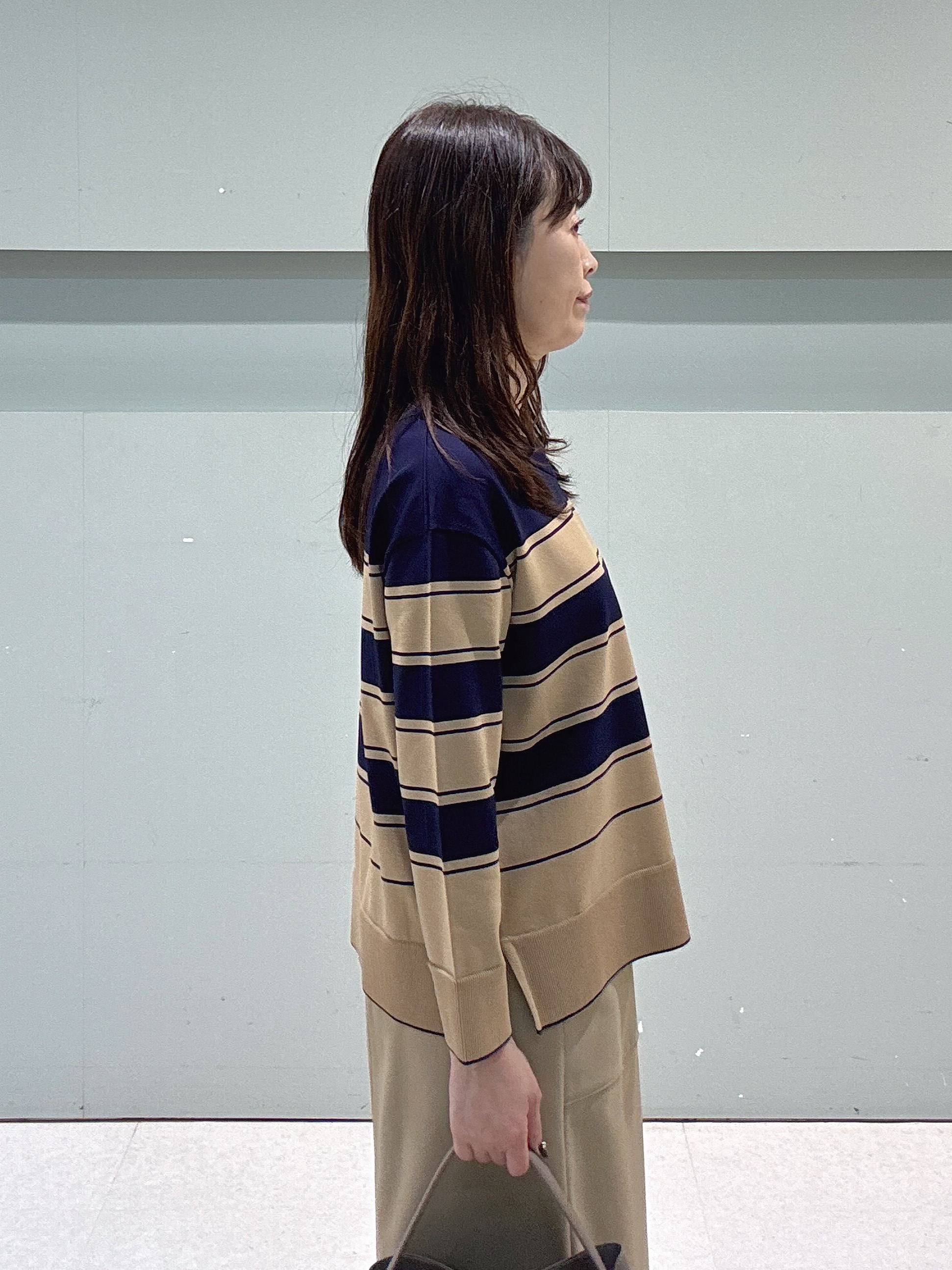 makiさんの「UNTITLED｜【顔周りすっきり/体型カバー】ドライタッチVネックニットプルオーバー」を使ったコーディネート