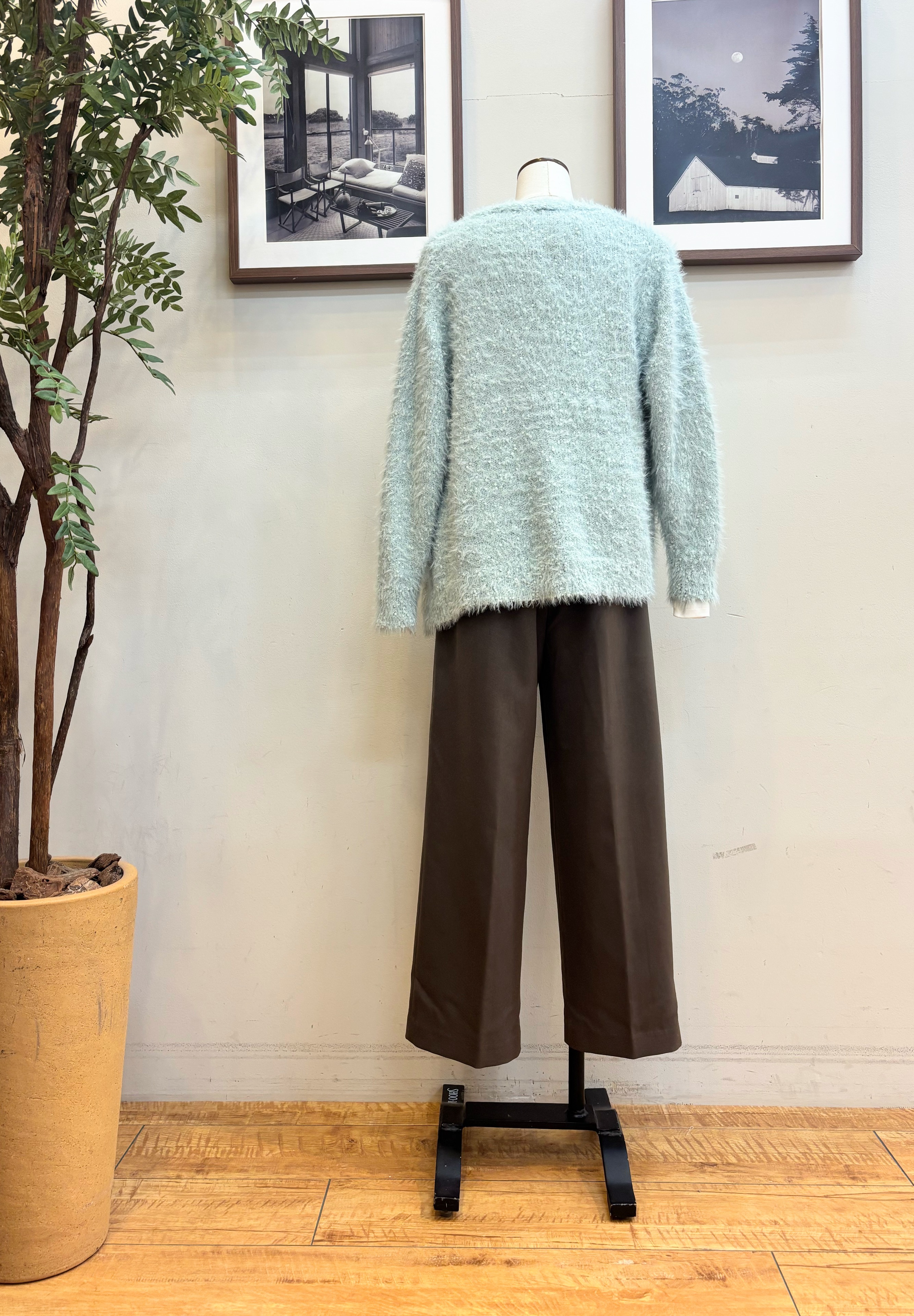 maiさんの「SHOO･LA･RUE｜【洗濯機可】ふわふわフェザーⅤネックカーディガン」を使ったコーディネート