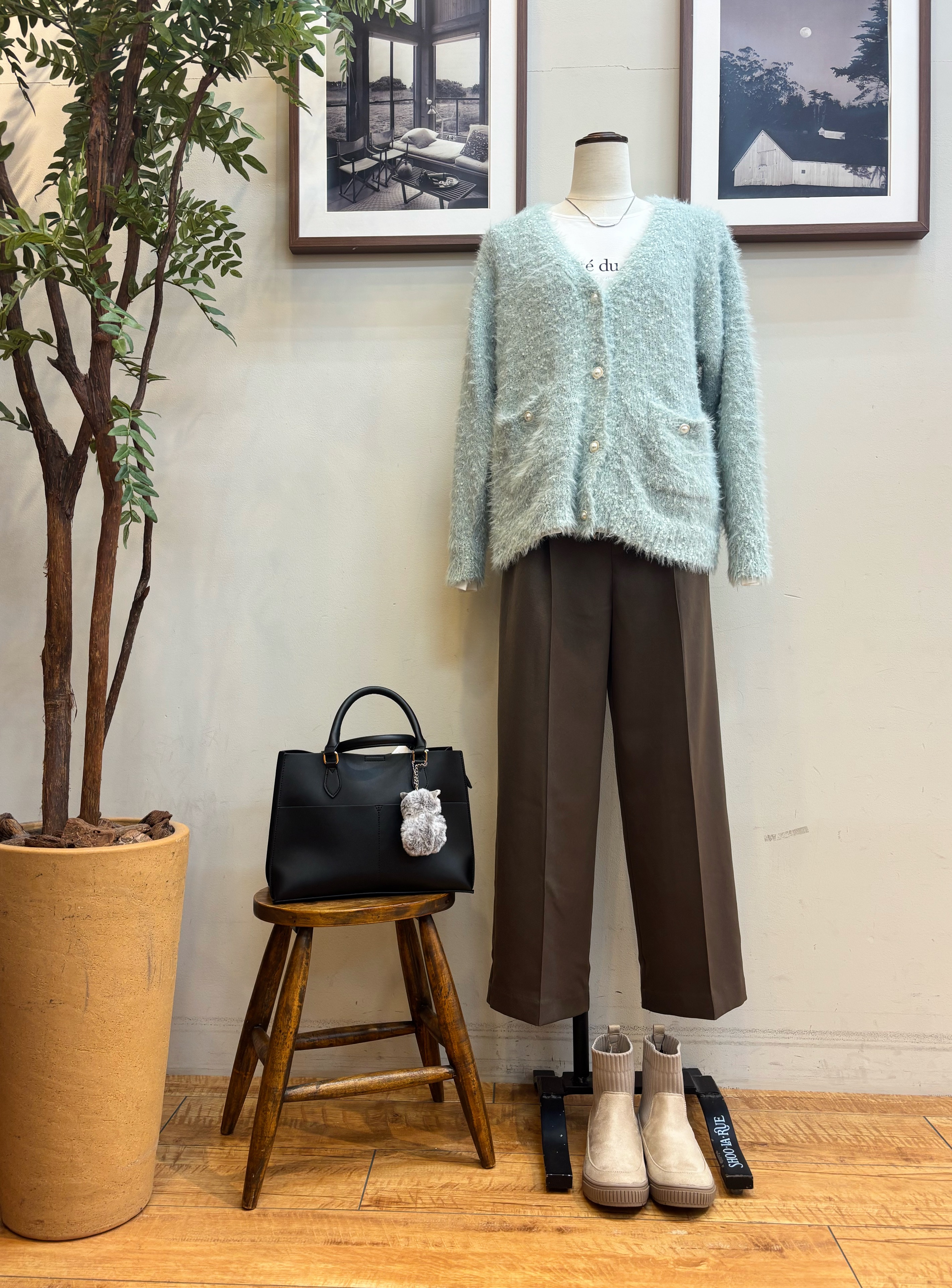 maiさんの「SHOO･LA･RUE｜【洗濯機可】ふわふわフェザーⅤネックカーディガン」を使ったコーディネート