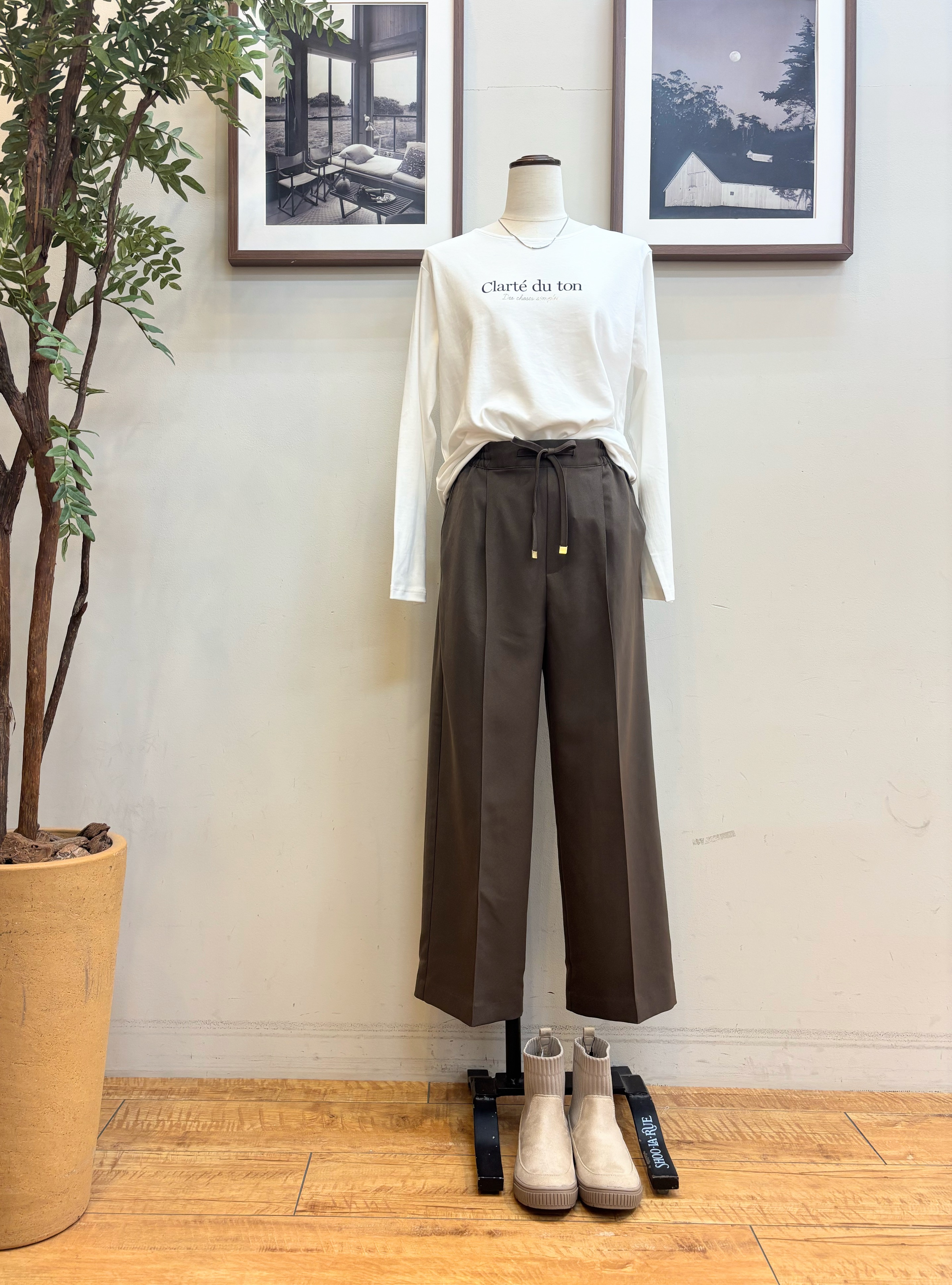 maiさんの「SHOO･LA･RUE｜【洗濯機可】ふわふわフェザーⅤネックカーディガン」を使ったコーディネート